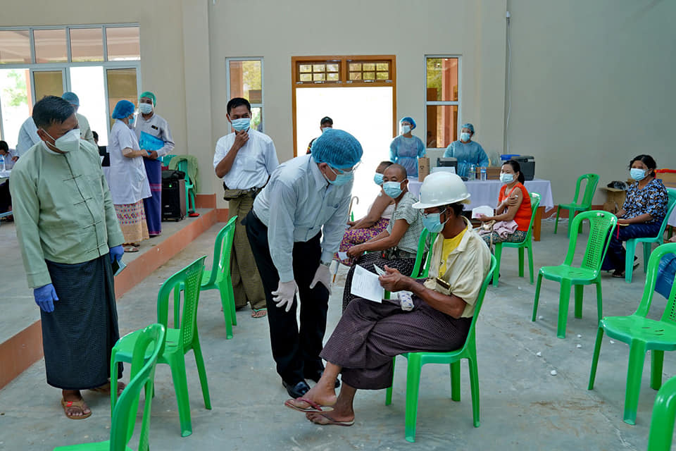 မကွေးတိုင်းဒေသကြီးအစိုရအဖွဲ့ ၀န်ကြီးချုပ် ကာကွယ်ဆေးထိုးလာပြည်သူများအား ရင်းနှီးစွာ နှုတ်ဆက်အားပေး