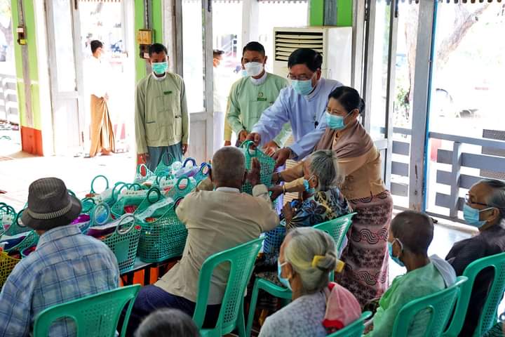 မကွေးတိုင်းဒေသကြီး ဝန်ကြီးချုပ် ဦးတင့်လွင် မြန်မာနှစ်ဆန်း(၁)ရက်နေ့တွင် သက်ကြီးဘိုးဘွားများအား လှူဖွယ်ပစ္စည်းများ ပေးအပ်လှူဒါန်းခြင်း အခမ်းအနားသို့ တက်ရောက်