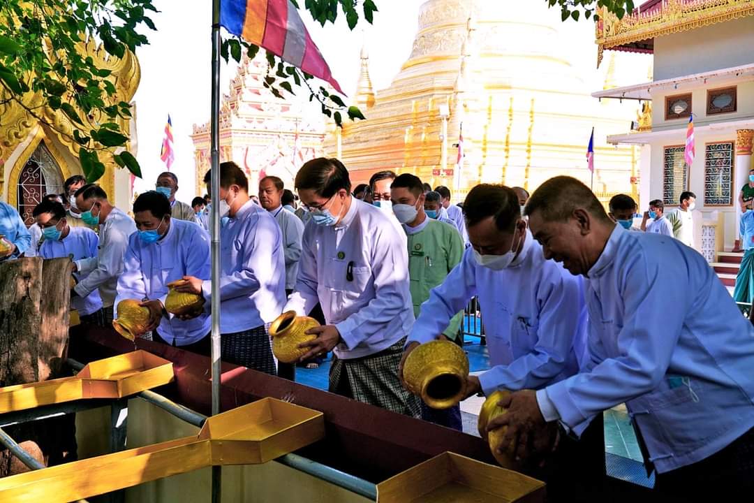 မကွေးတိုင်းဒေသကြီး ဝန်ကြီးချုပ် ဦးတင့်လွင် တိုင်းဒေသကြီးအစိုးရအဖွဲ့မှ ကြီးမှူး၍ ကဆုန်လပြည့်နေ့တွင် မကွေးမြို့ မြသလွန်ဘုရားရင်ပြင်တော်၌ သံဃာတော်(၁၆၁)ပါးအား ဆွမ်းဆန်စိမ်း လောင်းလှူပွဲနှင့် ကဆုန်ညောင်ရေသွန်းလောင်းပွဲသို့ တက်ရောက် ကုသိုလ်ပြု