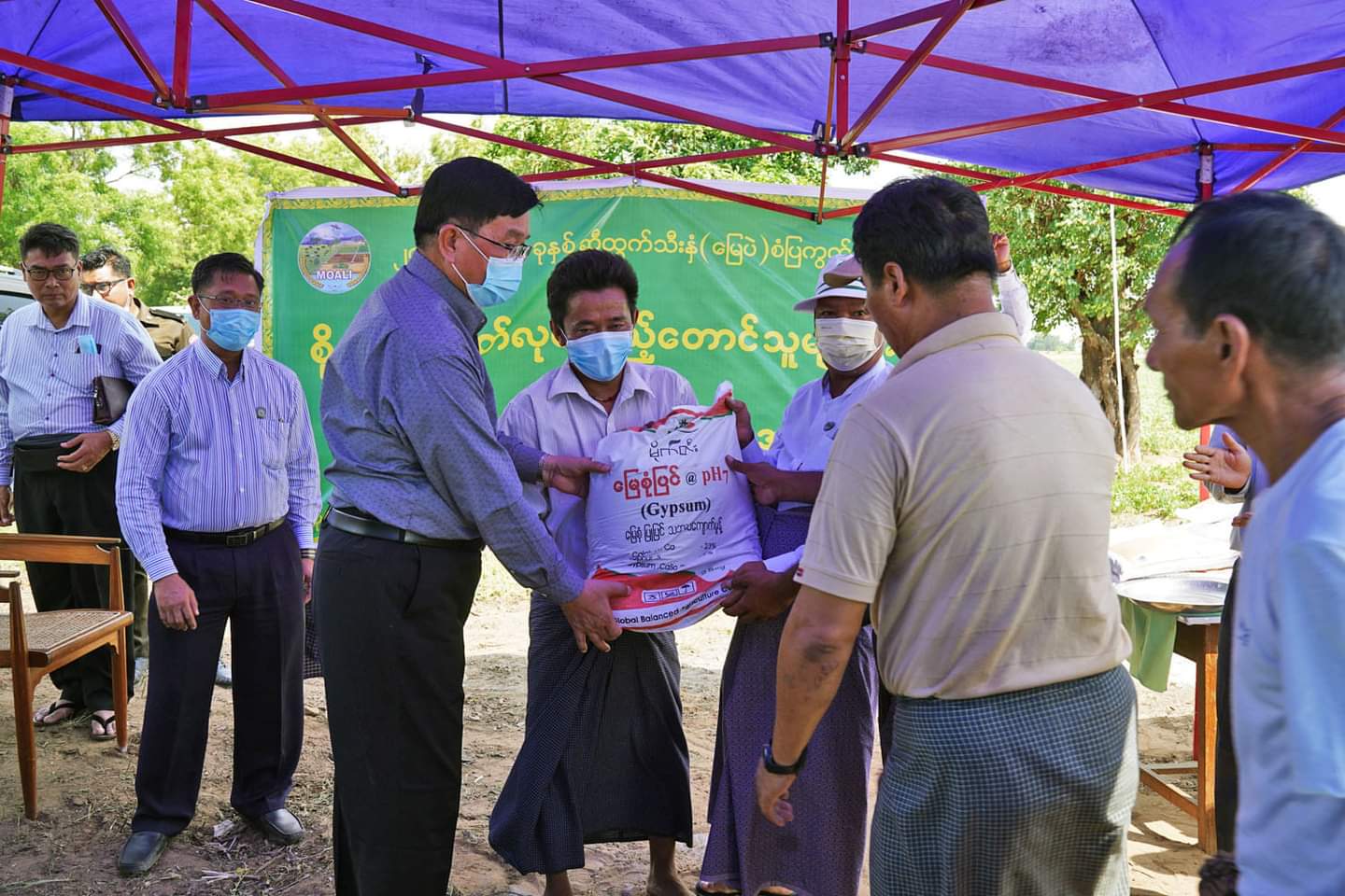 မကွေးတိုင်းဒေသကြီး ဝန်ကြီးချုပ် ဦးတင့်လွင်  မကွေးမြို့နယ် ပေပင်စမ်းကျေးရွာအုပ်စုမှ တောင်သူများအား သစ်စိမ်းမြေသြဇာ(ပိုက်ဆံလျှော်)မျိုးစေ့များနှင့် မြေပဲသီးနှံ အထွက်တိုးစေရေး ဂျစ်ပဆန် (Gypsum)မြေသြဇာများ ထောက်ပံ့ပေးအပ်