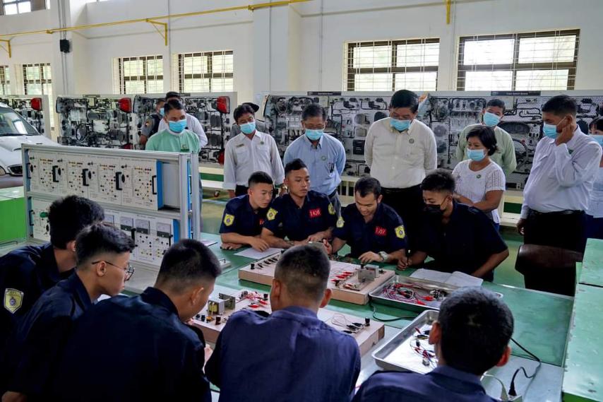 မကွေးတိုင်းဒေသကြီး ဝန်ကြီးချုပ် ဦးတင့်လွင် အမှတ်(၅)စက်မှုသင်တန်းကျောင်း(မကွေး)နှင့် ကွန်ပျူတာတက္ကသိုလ်(မကွေး)သို့ သွားရောက်၍ သင်တန်းသား၊သင်တန်းသူများ သင်ကြားသင်ယူနေမှုအား ကြည့်ရှုအားပေး၊ မကွေးမြို့အသေးစားစက်မှုဇုံ တည်ထောင်ရေး လျှာထားတည်နေရာအားကြည့်ရှု