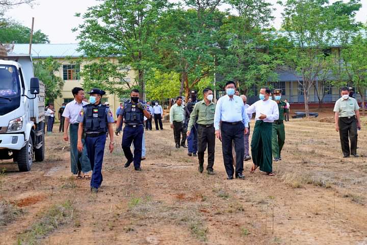 မကွေးတိုင်းဒေသကြီး ဝန်ကြီးချုပ် ဦးတင့်လွင် မကွေးမြို့ အမှတ်(၃) အခြေခံ ပညာအထက်တန်း ကျောင်း ကျောင်းပတ်ဝန်းကျင် သန့်ရှင်းသာယာလှပရေး စုပေါင်းသန့်ရှင်းရေးပြုလုပ်နေမှုအား ကြည့်ရှုအားပေး