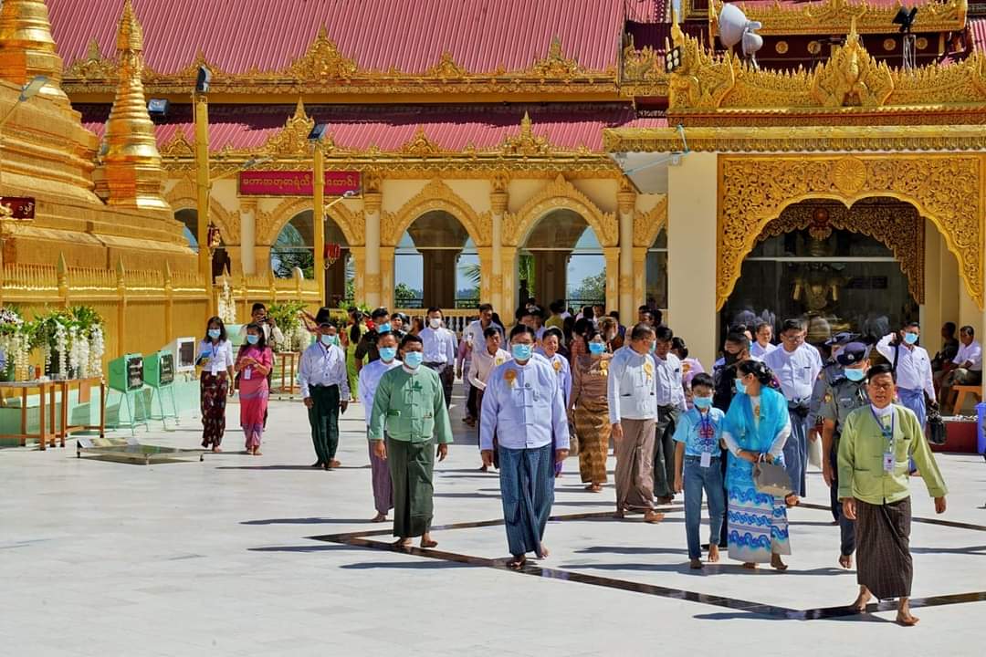 မကွေးတိုင်းဒေသကြီးဝန်ကြီးချုပ် ဦးတင့်လွင် တိုင်းဒေသကြီးအစိုးရအဖွဲ့မှ ကြီးမှူး၍ ဝါဆိုသင်္ကန်းဆက်ကပ်လှူဒါန်းခြင်း အခမ်းအနားသို့ တက်ရောက်