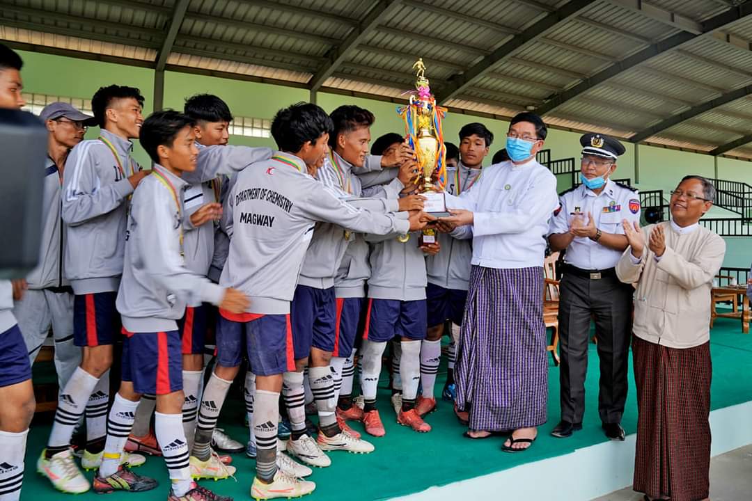 မကွေးတိုင်းဒေသကြီးဝန်ကြီးချုပ် ဦးတင့်လွင် မကွေးတက္ကသိုလ် ၂၀၂၂ ခုနှစ်၊ ဘာသာရပ်ပေါင်းစုံ အမျိုးသား/အမျိုးသမီးဘောလုံး ပြိုင်ပွဲ ဗိုလ်လုပွဲနှင့် ဆုချီးမြှင့်ပေးအပ်ပွဲအခမ်းအနားသို့ တက်ရောက်