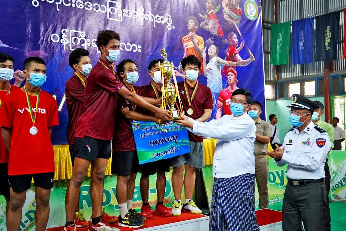 မကွေးတိုင်းဒေသကြီးဝန်ကြီးချုပ် ဦးတင့်လွင် တိုင်းဒေသကြီးဝန်ကြီးချုပ်ဖလား(၅)ခရိုင် အမျိုးသား၊ အမျိုးသမီး ကြက်တောင်ရိုက်ပြိုင်ပွဲ ဆုပေးပွဲအခမ်းအနားသို့ တက်ရောက်