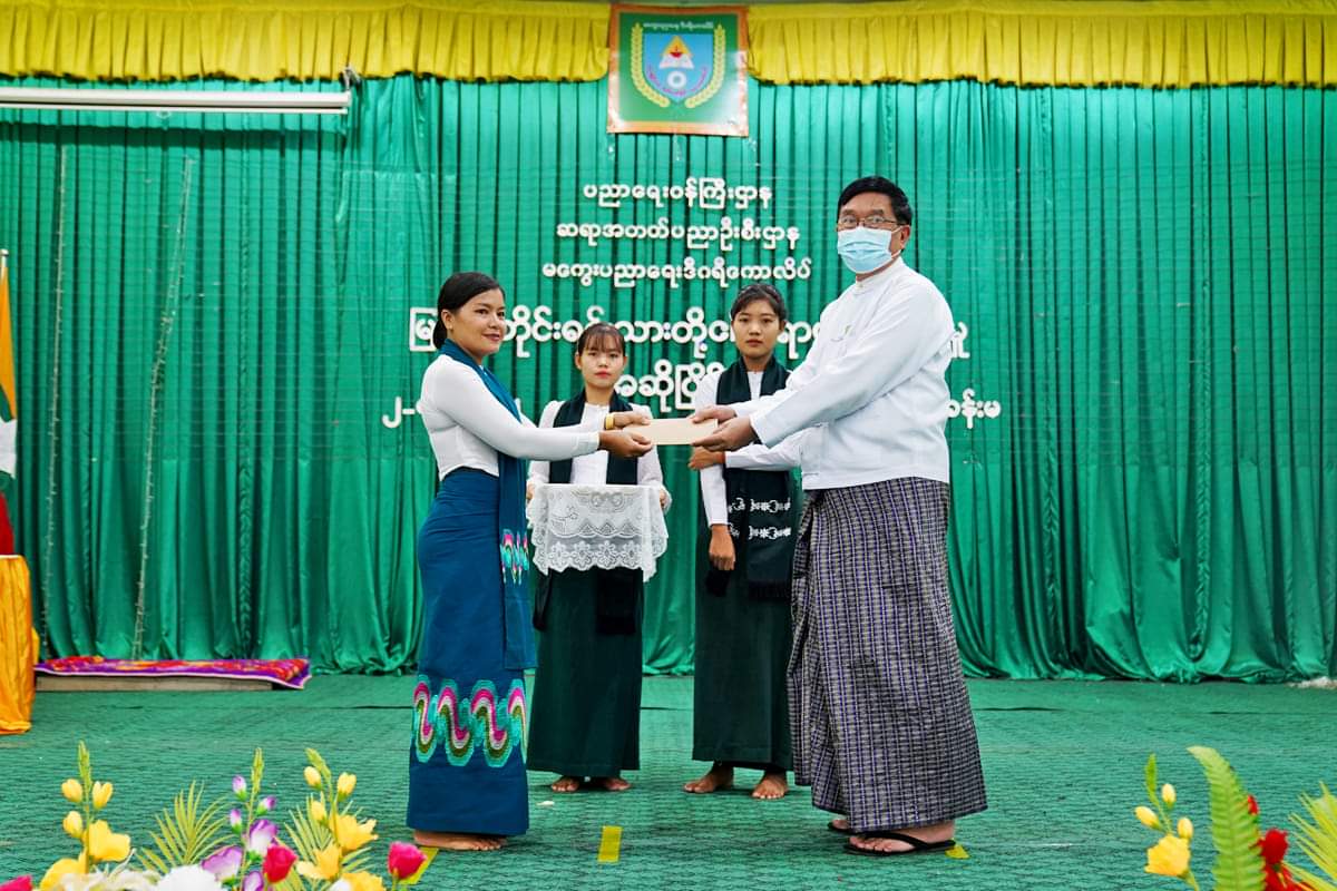 မကွေးတိုင်းဒေသကြီးဝန်ကြီးချုပ် ဦးတင့်လွင် မကွေးပညာရေးဒီဂရီကောလိပ် မြန်မာတိုင်းရင်းသားတို့၏ ရိုးရာယဉ် ကျေးမှုအဆိုပြိုင်ပွဲနှင့် ဆုပေးအပ်ချီးမြှင့်ပွဲ  အခမ်းအနားသို့ တက်ရောက်