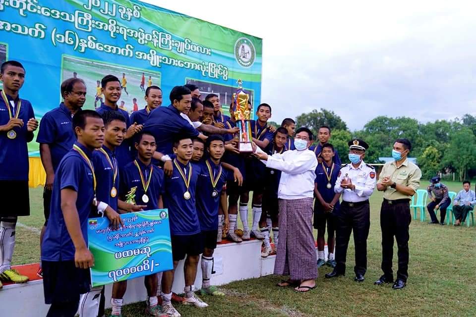 မကွေးတိုင်းဒေသကြီးဝန်ကြီးချုပ် ဦးတင့်လွင် တိုင်းဒေသကြီးဝန်ကြီးချုပ်ဖလား(၅)ခရိုင် အသက်(၁၆)နှစ်အောက် အမျိုးသားဘောလုံးပြိုင်ပွဲ  ဆုပေးပွဲအခမ်းအနားသို့ တက်ရောက်