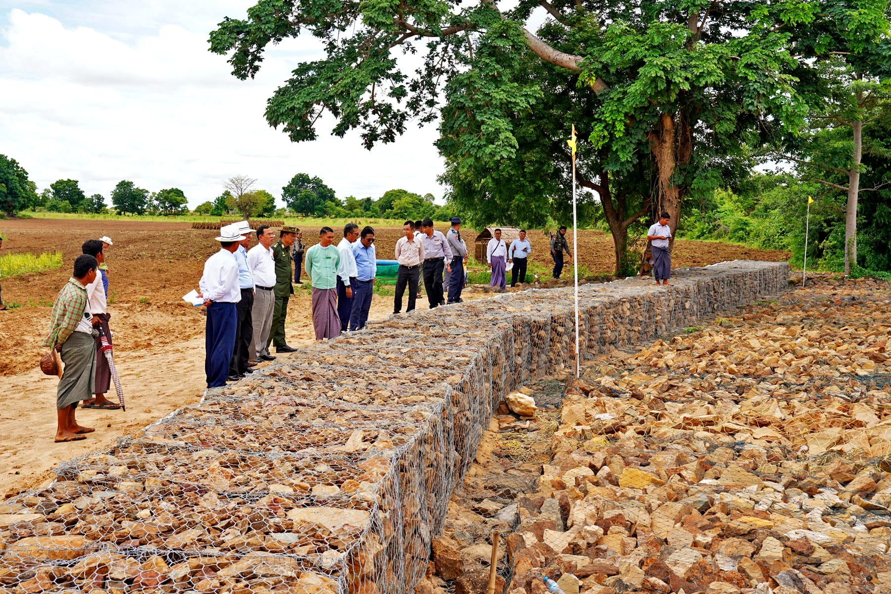 မကွေးတိုင်းဒေသကြီးဝန်ကြီးချုပ် ဦးတင့်လွင် မကွေးမြို့နယ် လက်ပံတောကျေးရွာ ကမ်းပြိုကာကွယ်ရေးလုပ်ငန်း ကျောက်ကြီးဖြည့် Gabion Box မြေထိန်းနံရံ တည်ဆောက်ခြင်း ကြည့်ရှုစစ်ဆေး