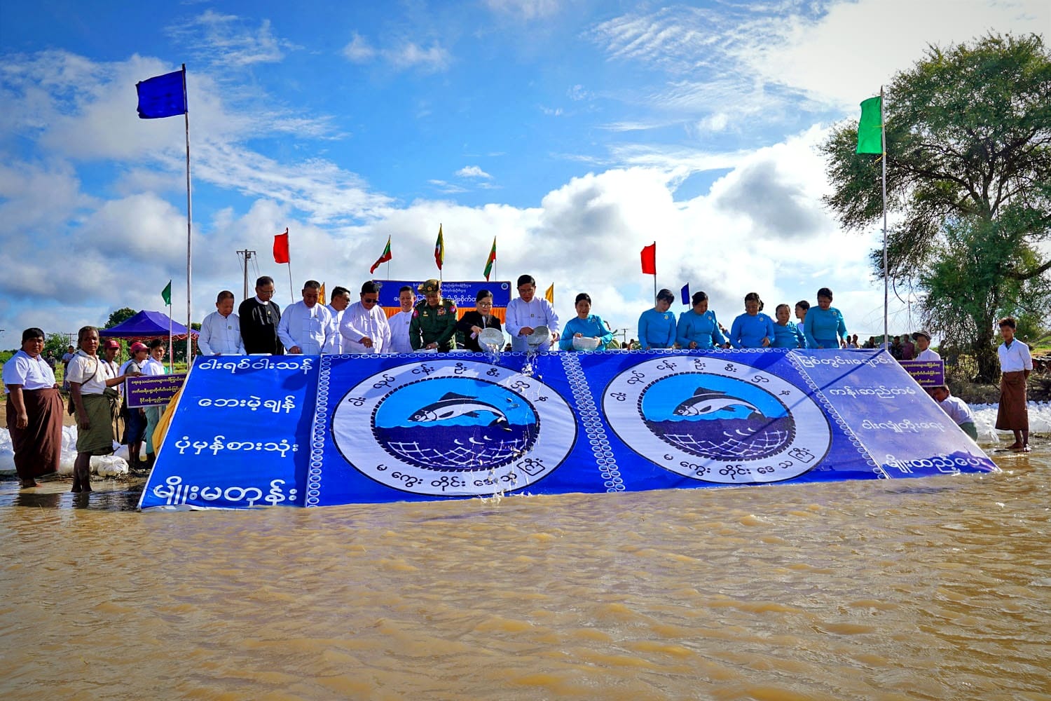 မကွေးတိုင်းဒေသကြီးအစိုးရအဖွဲ့ ဝန်ကြီးချုပ် ဦးတင့်လွင် ဧရာဝတီမြစ်အတွင်း ငါးမျိုး စိုက်ထည့်ပွဲ တက်ရောက်
