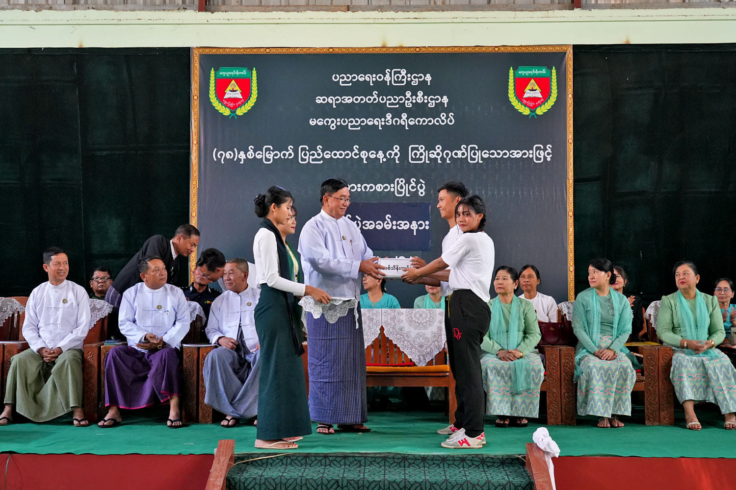မကွေးတိုင်းဒေသကြီးဝန်ကြီးချုပ် ဦးတင့်လွင် မကွေးပညာရေးဒီဂရီကောလိပ် ကျောင်းသား အားကစားပြိုင်ပွဲ ဖွင့်ပွဲအခမ်းအနား တက်ရောက်