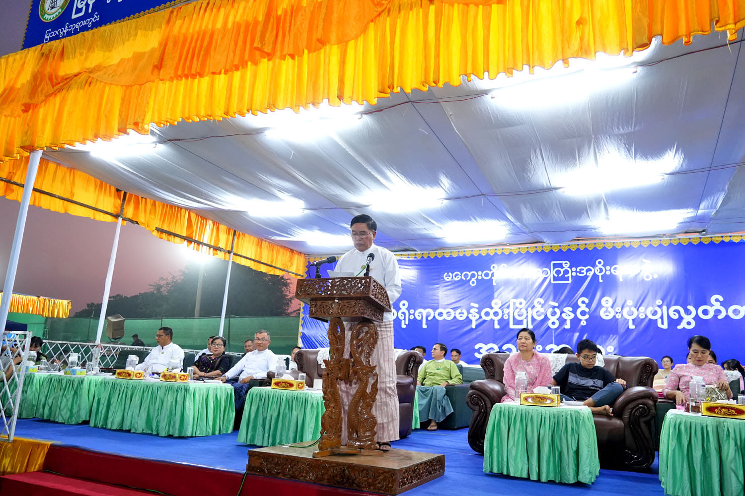 မကွေးတိုင်းဒေသကြီးဝန်ကြီးချုပ် ဦးတင့်လွင် မြန်မာ့ရိုးရာ ထမနဲထိုးပြိုင်ပွဲနှင့် မီးပုံးပျံလွှတ်တင်ပွဲ အခမ်းအနား တက်ရောက်