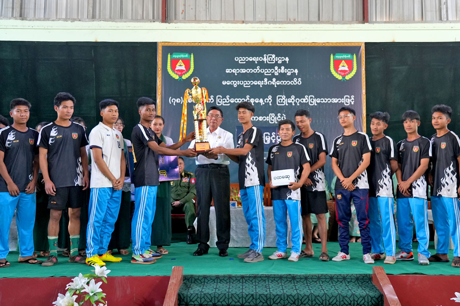 မကွေးတိုင်းဒေသကြီးဝန်ကြီးချုပ် ဦးတင့်လွင် မကွေးပညာရေးဒီဂရီကောလိပ်၌ ပြည်ထောင်စုနေ့အထိမ်းအမှတ် အားကစားပြိုင်ပွဲများတွင် ဆုရရှိသူများအား ဆုချီးမြှင့်