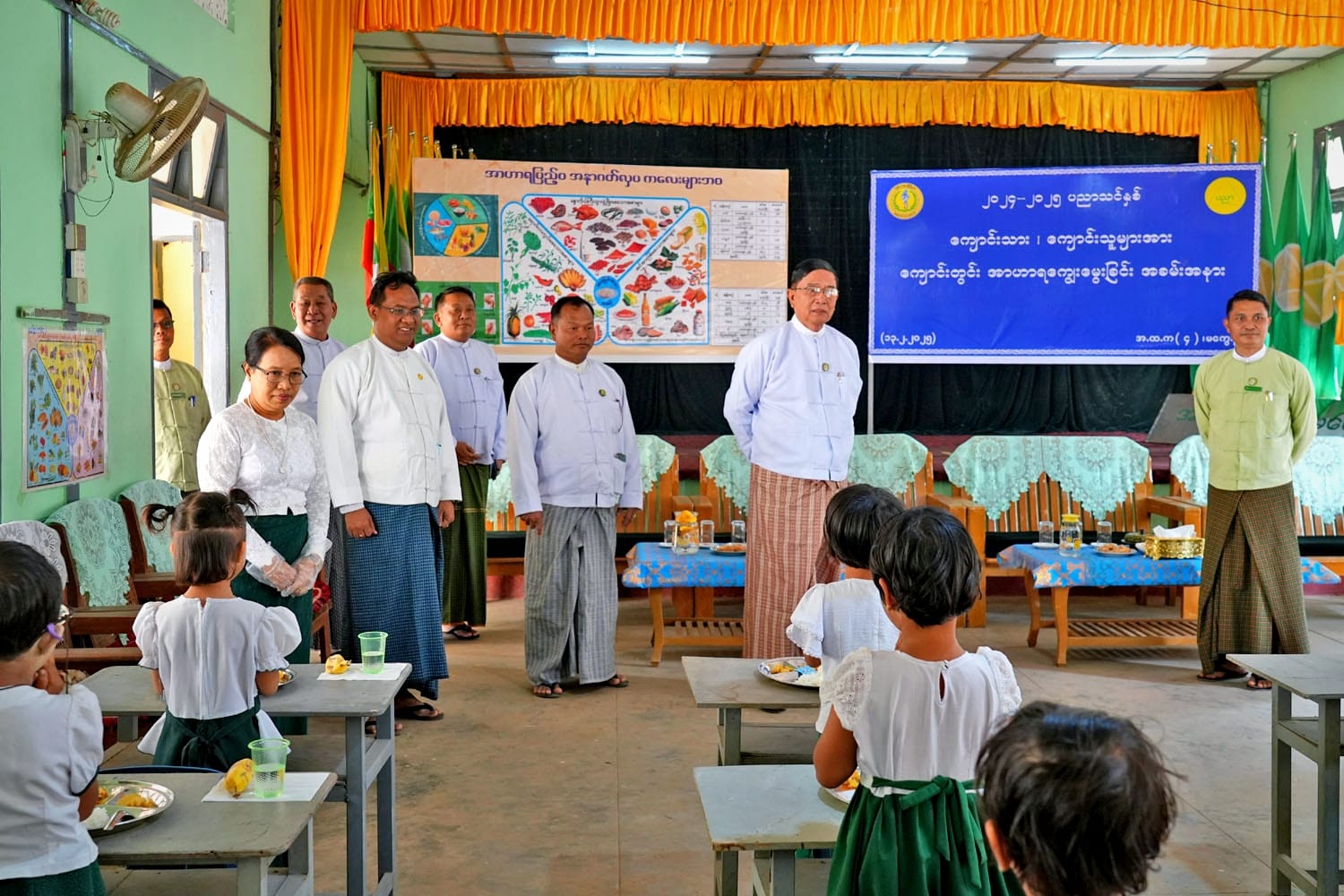 မကွေးမြို့တွင် ကျောင်းနေအရွယ် ကလေးများအာဟာရ ဖွံ့ဖြိုးတိုးတက်ရေး အစီအစဉ်ဖြင့်  KG ကျောင်းသား ကျောင်းသူများအား ကျောင်းတွင်းအာဟာရ‌ ချက်ပြုတ်ကျွေးမွေး