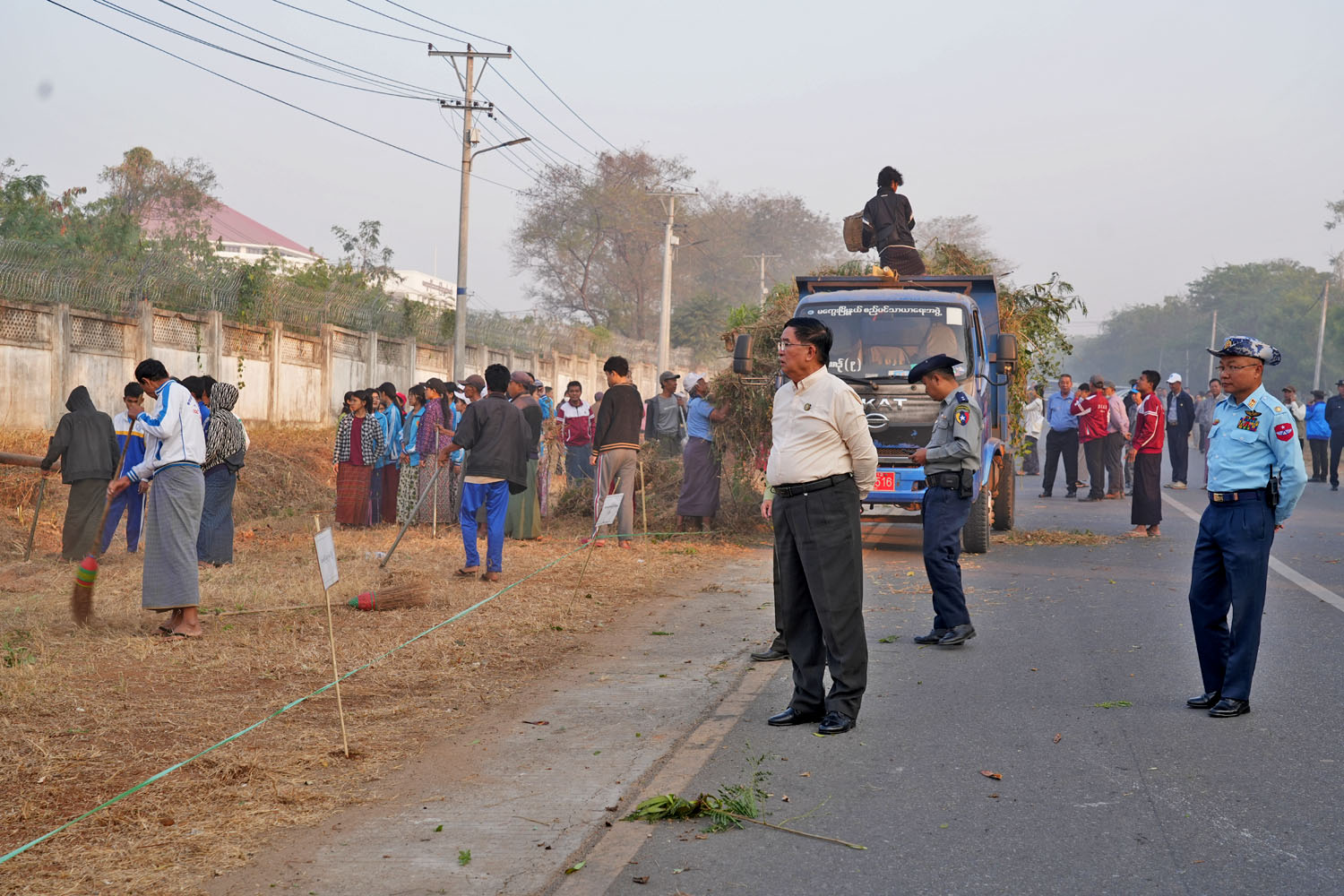 မကွေးတိုင်းဒေသကြီးအစိုးရအဖွဲ့ ဝန်ကြီးချုပ် ဦးတင့်လွင် မကွေးမြို့ အစိုးရရိပ်သာအရှေ့ဘက် သုခိတာလမ်းမကြီး လမ်းဘေးဝဲယာ သန့်ရှင်းသာယာလှပစေရေး ဌာနဆိုင်ရာများ စုပေါင်းသန့်ရှင်းရေး ဆောင်ရွက်နေမှုကို ကြည့်ရှုအားပေး
