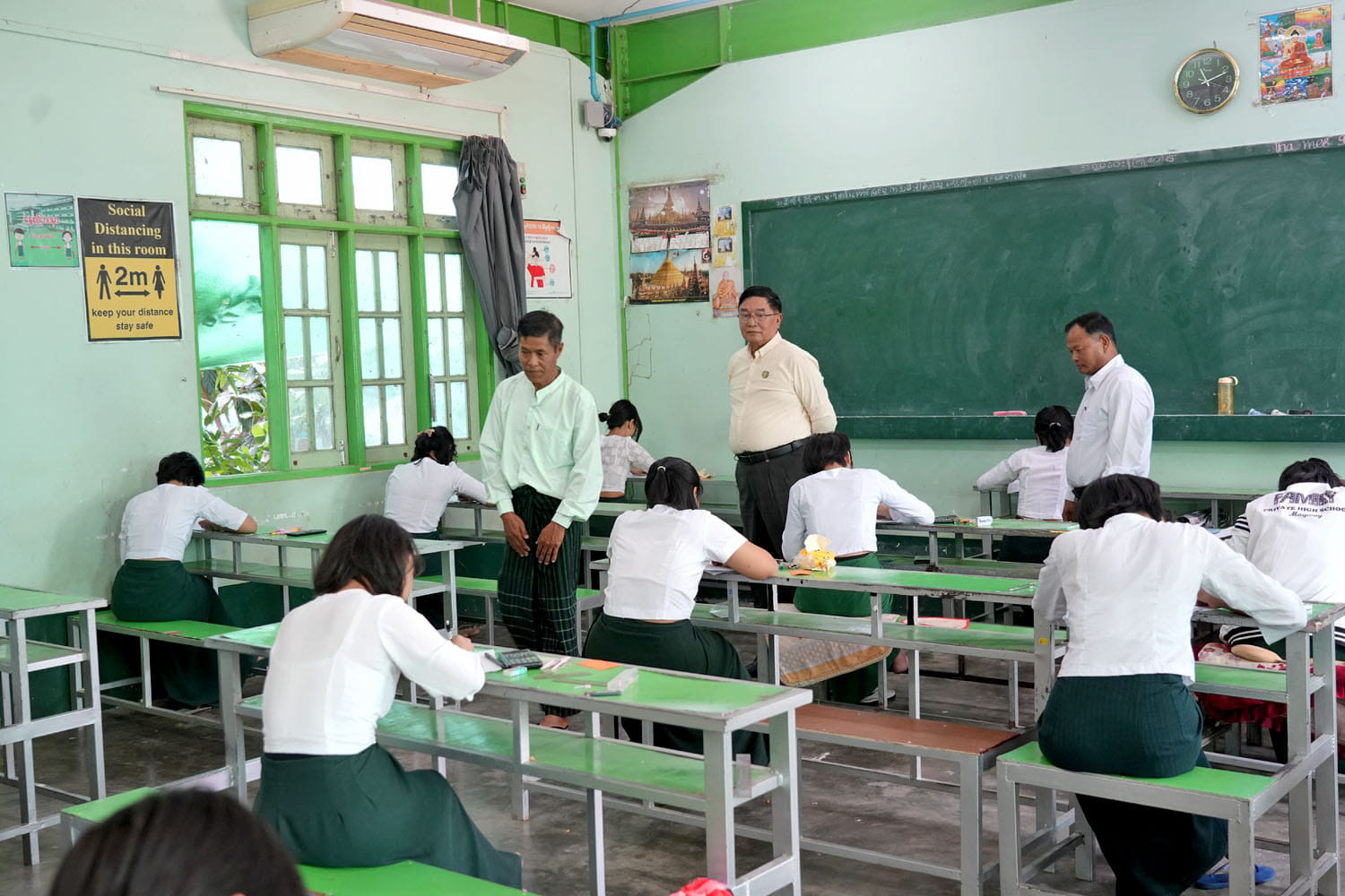 မကွေးတိုင်းဒေသကြီးဝန်ကြီးချုပ် ဦးတင့်လွင် မကွေးမြို့ ကိုယ်ပိုင်အထက်တန်းကျောင်းများတွင် တက္ကသိုလ်ဝင်တန်းအောင်ချက်မြင့်မားရေး အကြိုစာမေးပွဲများဖြေဆို ဆောင်ရွက်နေမှုကို ကြည့်ရှုအားပေး