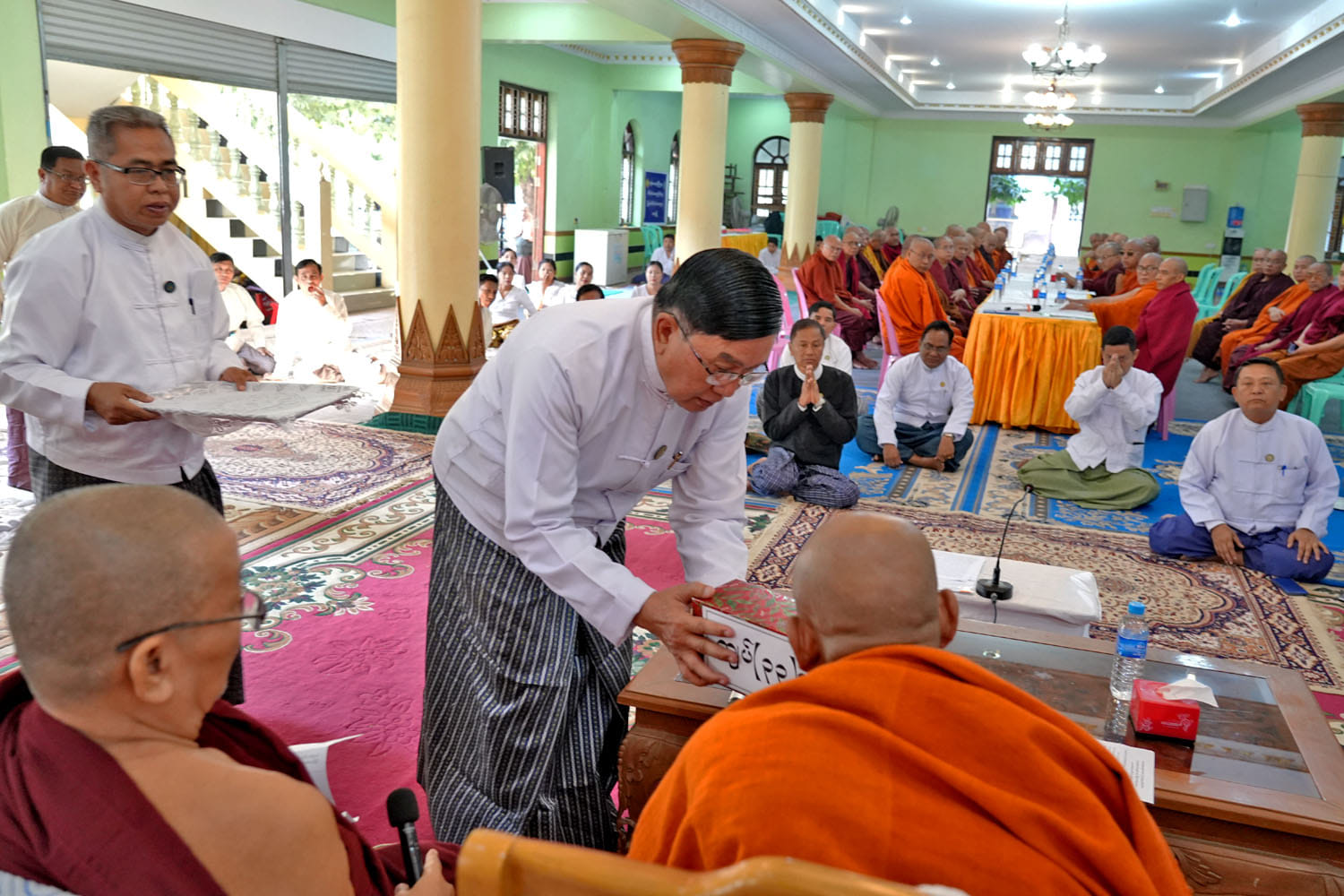 မကွေးတိုင်းဒေသကြီးဝန်ကြီးချုပ် ဦးတင့်လွင် မကွေးမြို့ အောင်မြေရတနာကျောင်းတိုက်၌ ကျင်းပပြုလုပ်သော မကွေးတိုင်းဒေသကြီး သံဃနာယကအဖွဲ့(အနားယူ)(အစားထိုး) ရွေးချယ်ခြင်းဆိုင်ရာ အခမ်းအနား တက်ရောက်