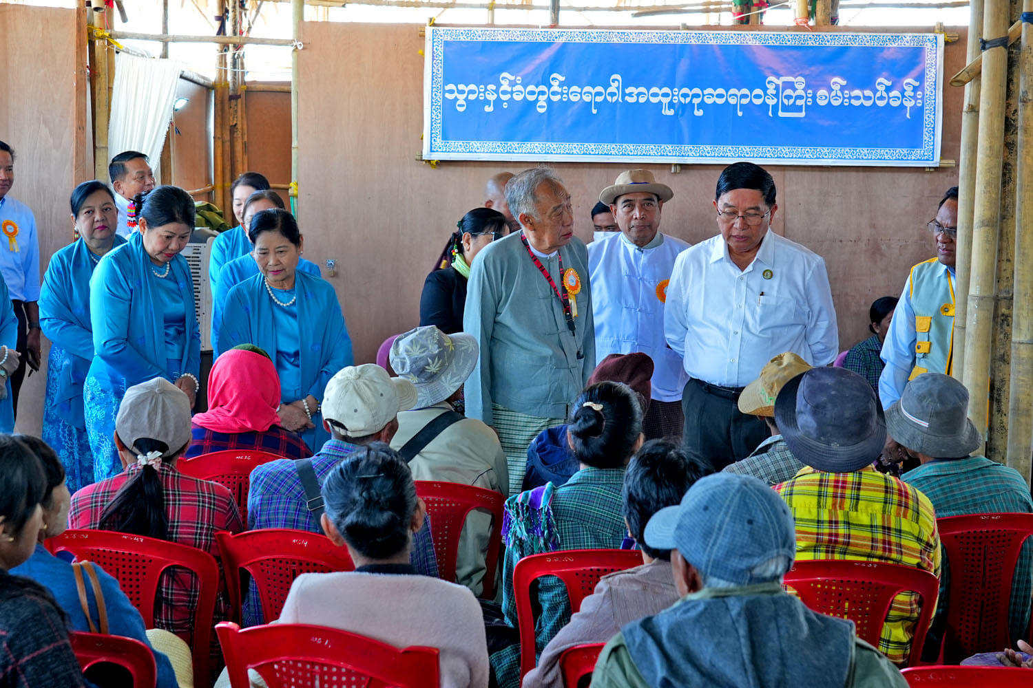 မကွေးတိုင်းဒေသကြီးဝန်ကြီးချုပ် ဦးတင့်လွင် တိုင်းပြည်သူ့ဆေးရုံကြီးမှ အထူးကုဆေးကုသရေးအဖွဲ့ မြို့သစ်မြို့နယ် ကနီကျေးရွာသို့ (အခမဲ့)နယ်လှည့် ဆေးကုသဆောင်ရွက်ပေးနေမှုကို ကြည့်ရှုအားပေး