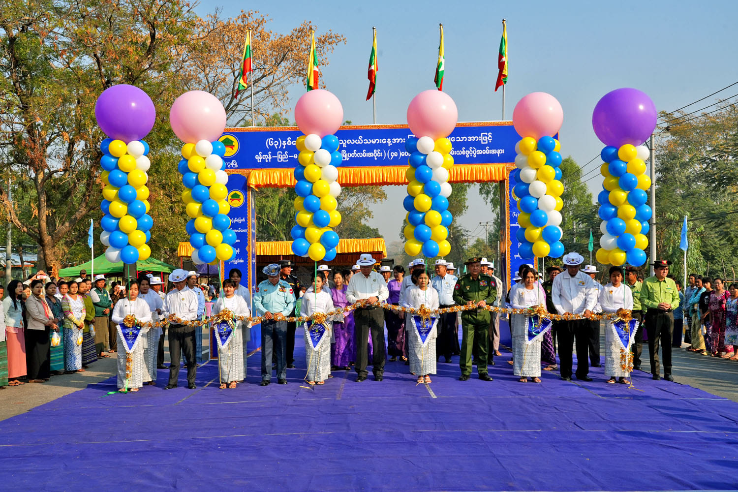 မကွေးတိုင်းဒေသကြီးဝန်ကြီးချုပ် ဦးတင့်လွင် (၆၃)နှစ်မြောက် တောင်သူလယ်သမားနေ့ကို ကြိုဆိုဂုဏ်ပြုသောအားဖြင့် ရန်ကုန်-ပြည်-မန္တလေးလမ်း (မကွေးမြို့ပတ်လမ်း) ကတ္တရာလမ်း ဖွင့်ပွဲ အခမ်းအနား တက်ရောက်....