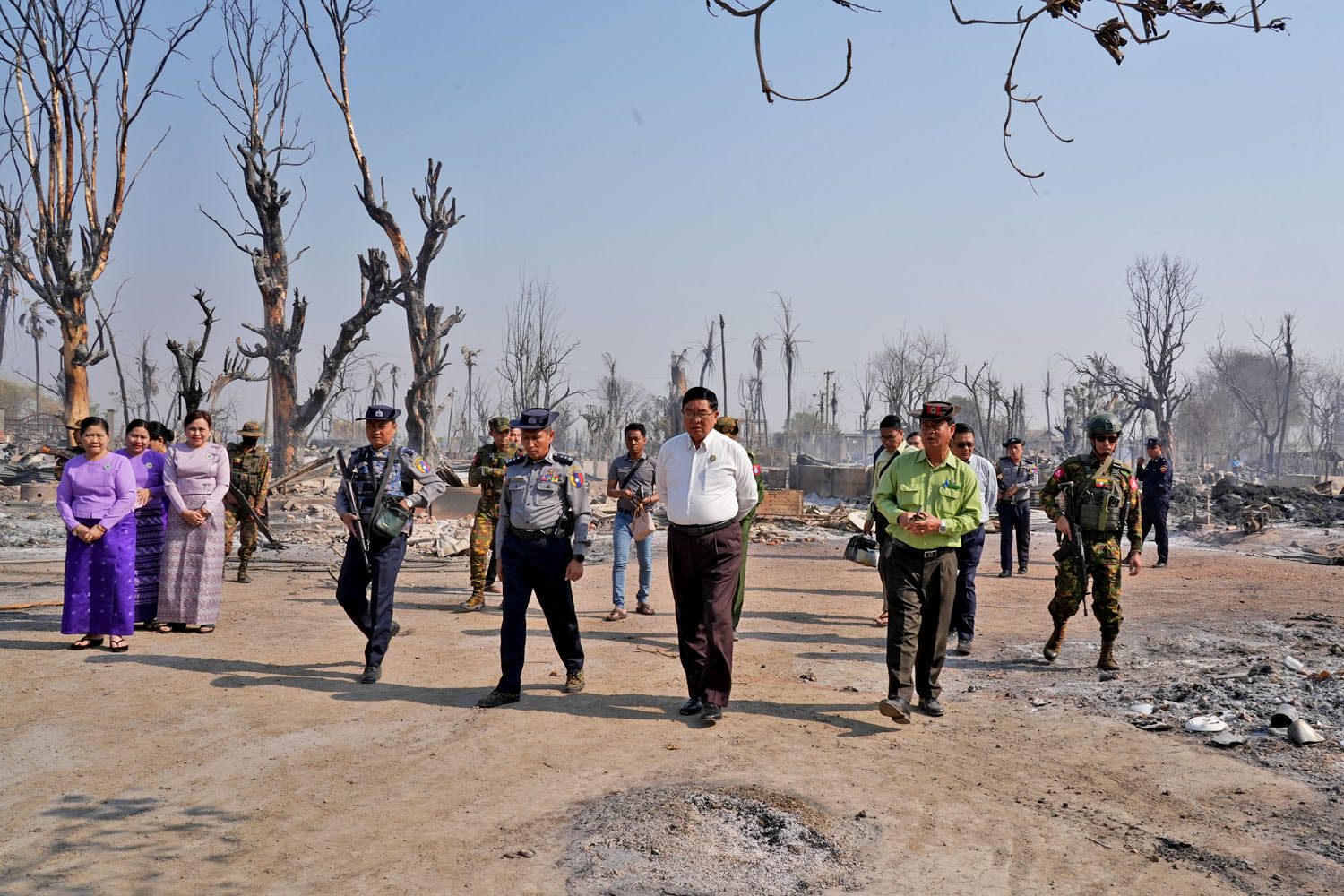 မကွေးတိုင်းဒေသကြီးဝန်ကြီးချုပ် ဦးတင့်လွင် ပွင့်ဖြူမြို့နယ် မုန်းဇလဲကျေးရွာရှိ မီးဘေးသင့်ပြည်သူများအား သွားရောက်တွေ့ဆုံ အားပေးစကားပြောကြားကာ ထောက်ပံ့ငွေနှင့် ကယ်ဆယ်ရေးပစ္စည်းများ ပေးအပ်