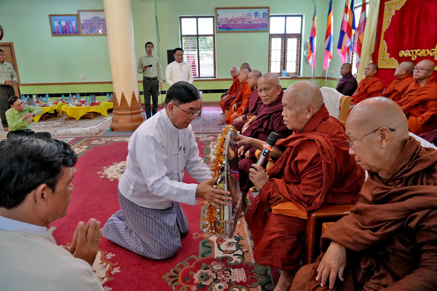 မကွေးတိုင်းဒေသကြီးဝန်ကြီးချုပ် ဦးတင့်လွင် မကွေးမြို့၊ အောင်မြေရတနာကျောင်းတိုက်၌ ကျင်းပပြုလုပ်သော အစိုးရဓမ္မာစရိယစာမေးပွဲ၊ ပါဠိပထမပြန်စာမေးပွဲများနှင့် ပတ်သက်၍ တိုင်းဒေသကြီးသံဃနာယကအဖွဲ့ ဆရာတော်ကြီးများ အမှူးပြုသော ဆရာတော်များထံမှ ဩဝါဒခံယူ