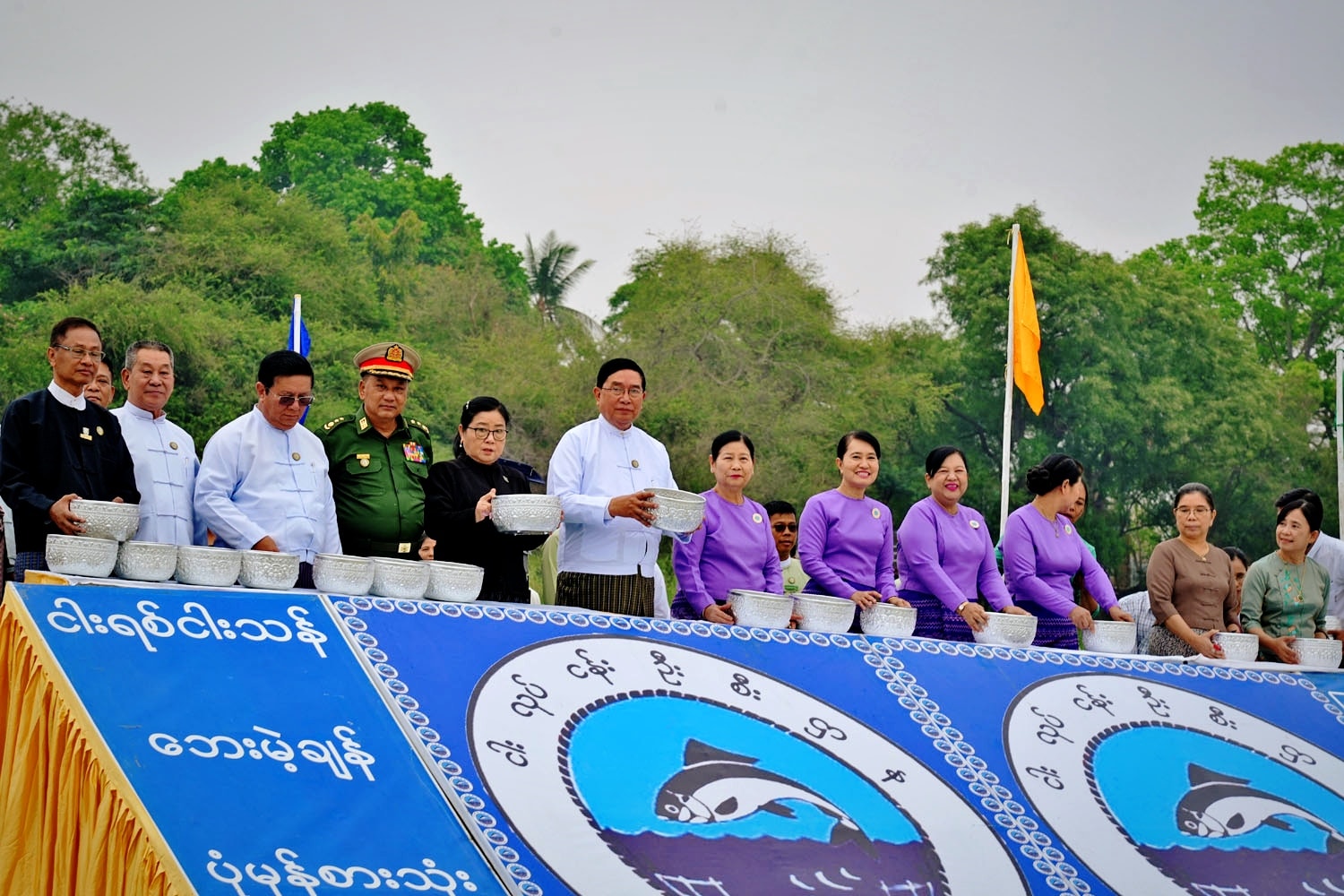 မကွေးတိုင်းဒေသကြီးဝန်ကြီးချုပ် ဦးတင့်လွင် ဇီဝိတဒါန ဘေးမဲ့ငါးလွှတ်ပွဲ တက်ရောက်