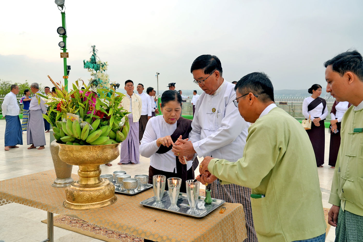 မကွေးတိုင်းဒေသကြီးဝန်ကြီးချုပ် ဦးတင့်လွင် မကွေးမြို့မြသလွန်စေတီတော်မြတ်ကြီးတွင် ရဟန်းရှင်လူ ပြည်သူများ ဘေးအန္တရာယ် ကင်းဝေးစေရန် ပရိတ်တရားတော်များ ရွတ်ဖတ် ပူဇော်နေမှုကို ကြည်ညိုသဒ္ဓါပွားများကာ၊ မြသလွန်စေတီတော် အာရုံခံတန်ဆောင်းအသစ်ကြီး တည်ဆောက်နေမှုအား ကြည့်ရှု စစ်ဆေး