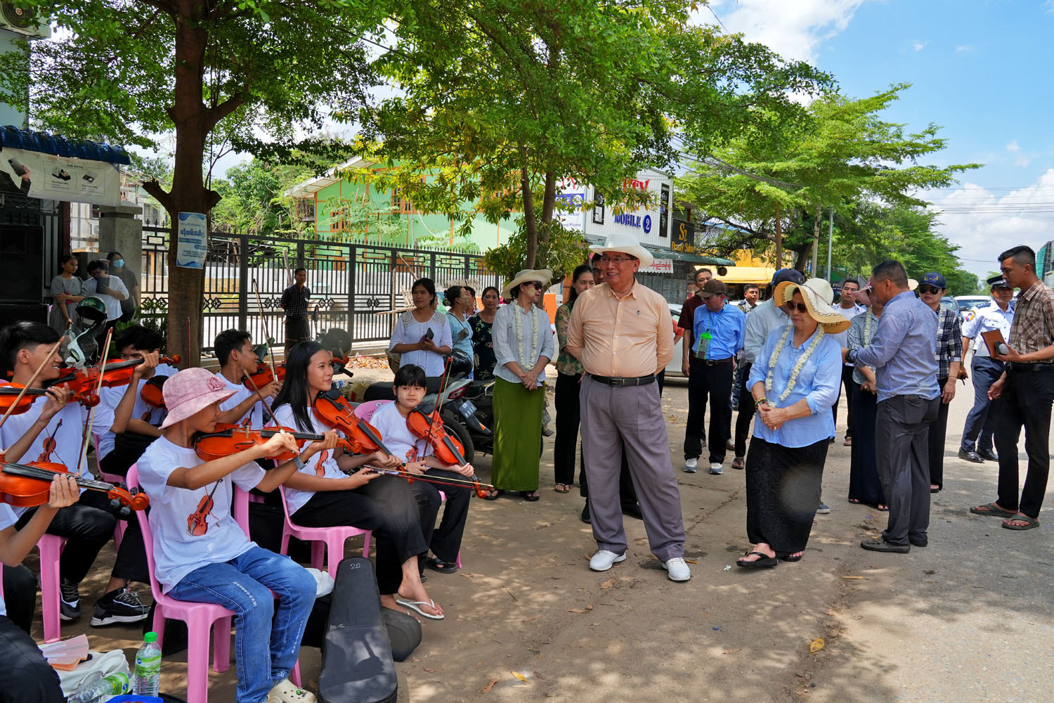 မကွေးတိုင်းဒေသကြီးအစိုးရအဖွဲ့ ဝန်ကြီးချုပ် ဦးတင့်လွင် မကွေးမြို့ နွေရာသီ တယောတီးသင်တန်းမှ ကျောင်းသား၊ ကျောင်းသူလေးများမှ မန္တလေးငလျင်ကြောင့် ထိခိုက်ပျက်စီးမှုများအတွက် အထောက်အပံ့ဖြစ်စေရန် တယောတီးခတ်၍ ငလျင်ဘေးအတွက် အလှူခံဆောင်ရွက်နေမှုအား သွားရောက် ကြည့်ရှု အားပေးကာ အလှူငွေများထည့်ဝင်