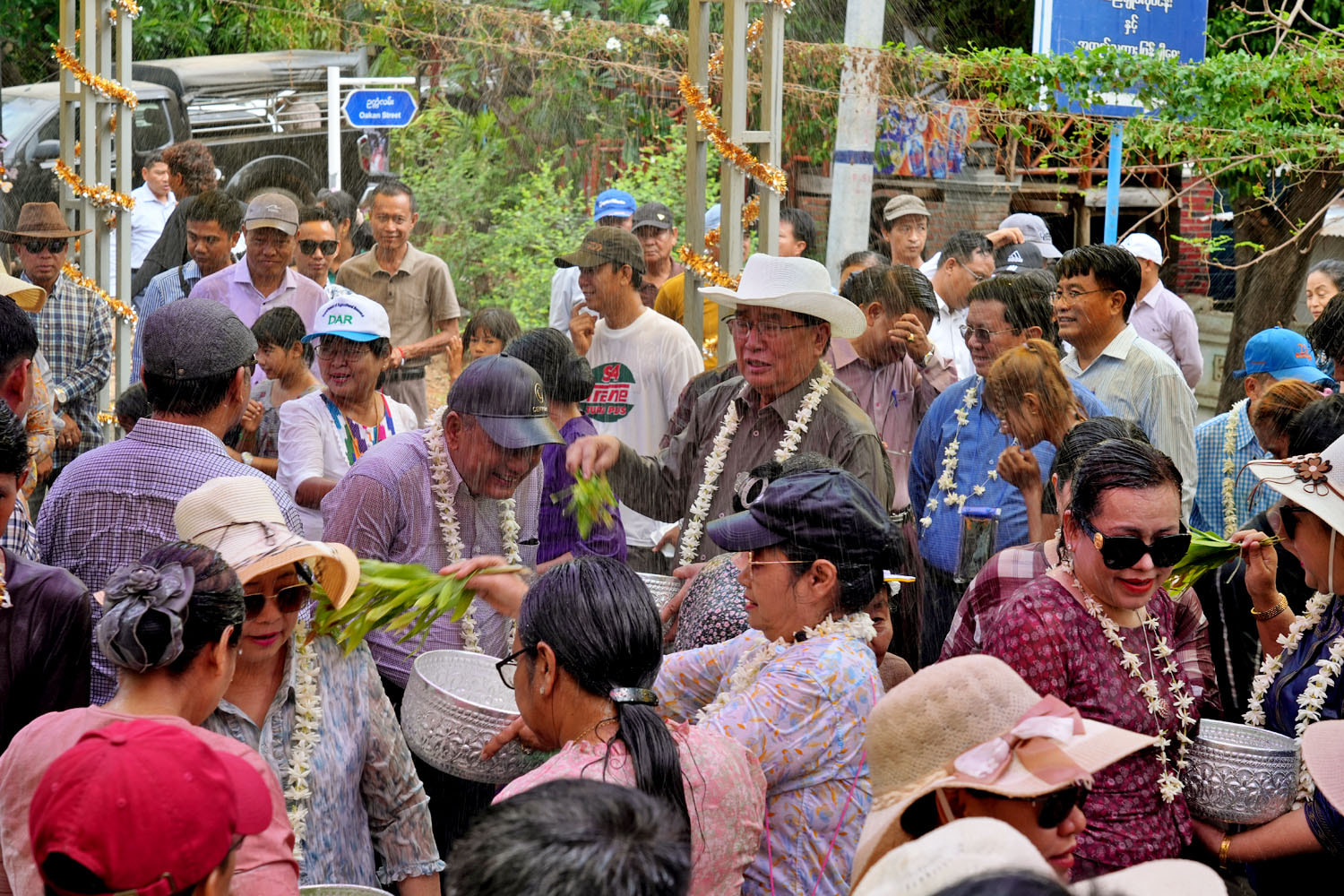 မကွေးမြို့တွင် မဟာသင်္ကြန်အကျနေ့အား မြန်မာ့ရိုးရာယဉ်ကျေးမှု လမ်းလျှောက်သင်္ကြန် ယဉ်ကျေးသိမ်မွေ့ အေးချမ်းစွာ ကျင်းပလျက်ရှိ