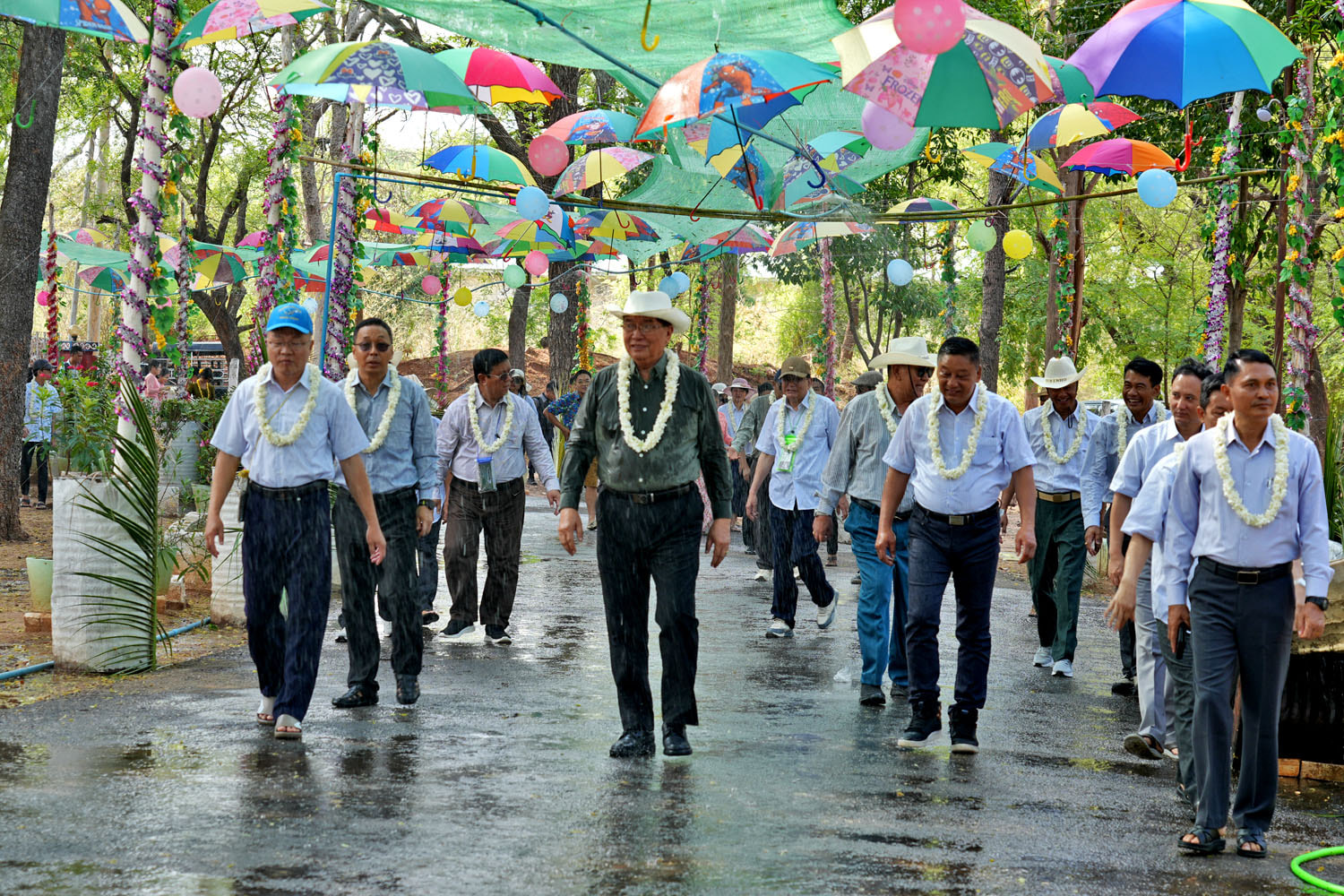 မကွေးတိုင်းဒေသကြီးဝန်ကြီးချုပ် ဦးတင့်လွင် မဟာသင်္ကြန်အကြတ်နေ့တွင် မြန်မာ့ရိုးရာ ယဉ်ကျေးမှု လမ်းလျှောက်သင်္ကြန် အေးချမ်းစွာ ကျင်းပမှုအား ကြည့်ရှုအားပေး