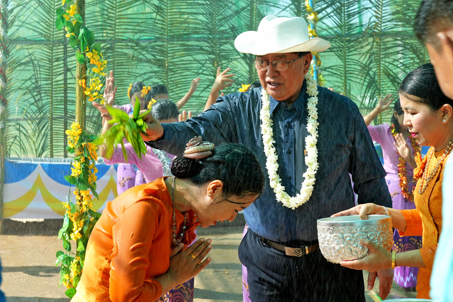 မကွေးတိုင်းဒေသကြီးဝန်ကြီးချုပ် ဦးတင့်လွင် မဟာသင်္ကြန်အတက်နေ့တွင် မြန်မာ့ရိုးရာ ယဉ်ကျေးမှု လမ်းလျှောက်သင်္ကြန် အေးချမ်းစွာ ကျင်းပမှုအား ကြည့်ရှုအားပေး
