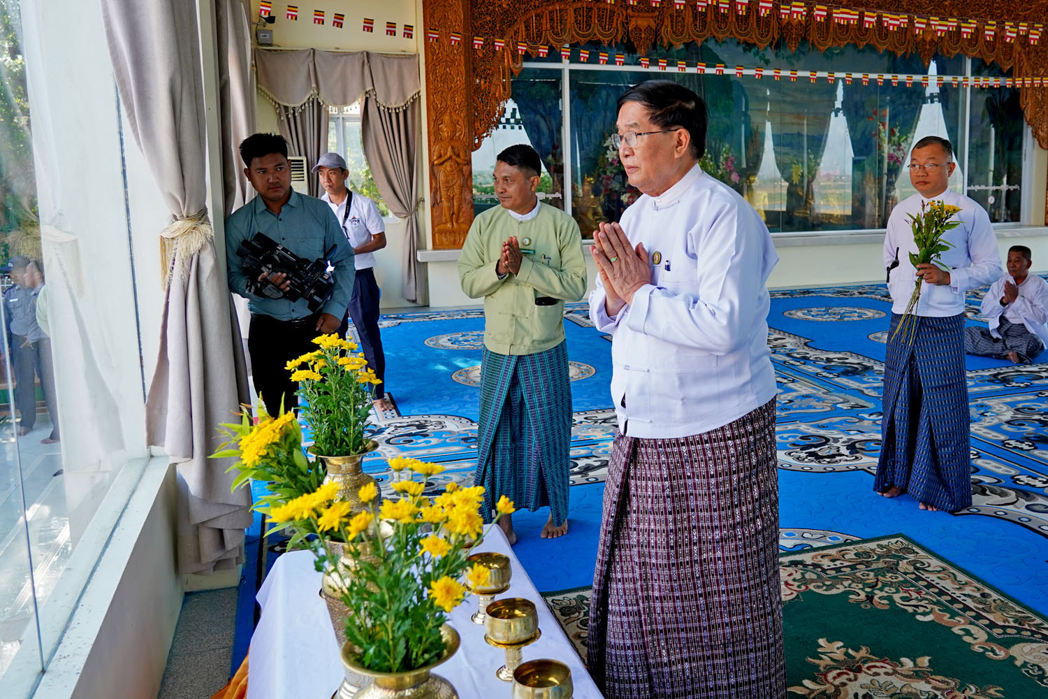 မကွေးတိုင်းဒေသကြီး ဝန်ကြီးချုပ် ဦးတင့်လွင် ၁၃၈၇ ခုနှစ်၊ မြန်မာနှစ်ဆန်း(၁)ရက် နေ့တွင် မြသလွန်စေတီတော် စုပေါင်းသန့်ရှင်းရေးဆောင်ရွက်ခြင်း၊ ဇီဝိတဒါန ငါးလွှတ်ပေးခြင်း၊ ဖန်ခါးမြေ ဘိုးဘွားရိပ်သာ၌ သက်ကြီးဘိုးဘွားများအား လှူဖွယ်ပစည်းများ ပေးအပ်လှူဒါန်းခြင်း အခမ်းအနားများသို့ တက်ရောက်