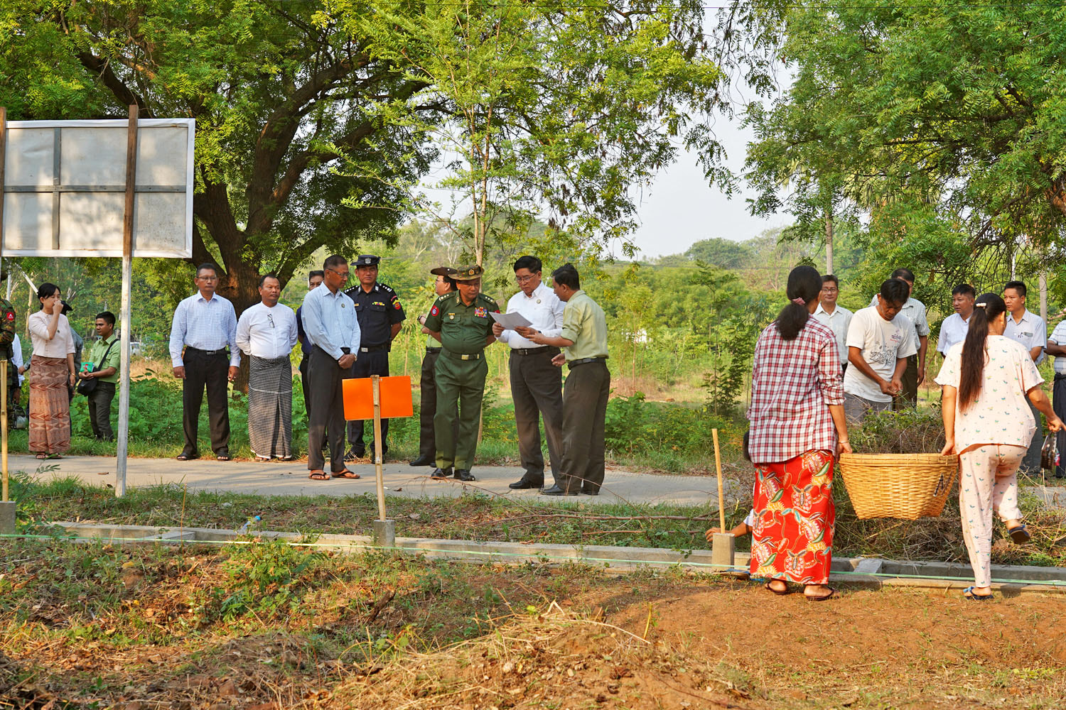 မကွေးတိုင်းဒေသကြီးအစိုးရအဖွဲ့ ဝန်ကြီးချုပ် ဦးတင့်လွင် မကွေးတက္ကသိုလ်တွင် သန့်ရှင်းသာယာ လှပစေရေး ဌာနဆိုင်ရာများ စုပေါင်းသန့်ရှင်းရေးဆောင်ရွက်နေမှုအား ကြည့်ရှုအားပေး