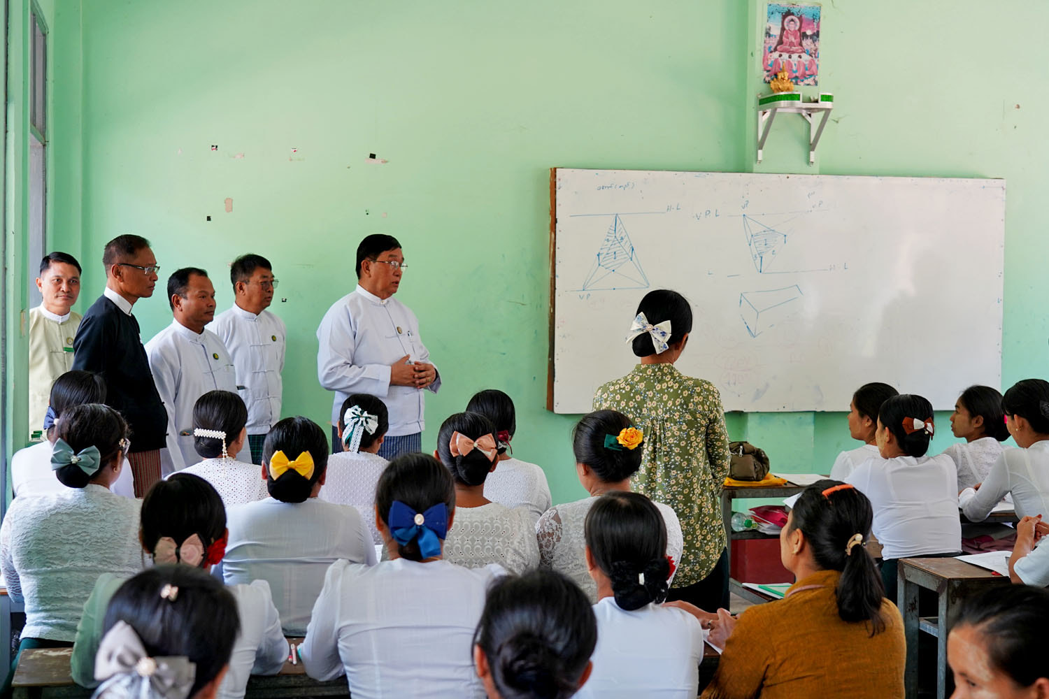 မကွေးတိုင်းဒေသကြီးဝန်ကြီးချုပ် ဦးတင့်လွင် မကွေးတိုင်းဒေသကြီး ၂ဝ၂၅ ခုနှစ်၊ ပညာရေးနှင့် သင်ပြနည်းပညာ ဒီပလိုမာသင်တန်း(Dip.EP) အမှတ်စဉ်(၁/၂၀၂၅) သင်တန်း ဖွင့်လှစ်သင်ကြားပို့ချနေမှုအား ကြည့်ရှုအားပေး