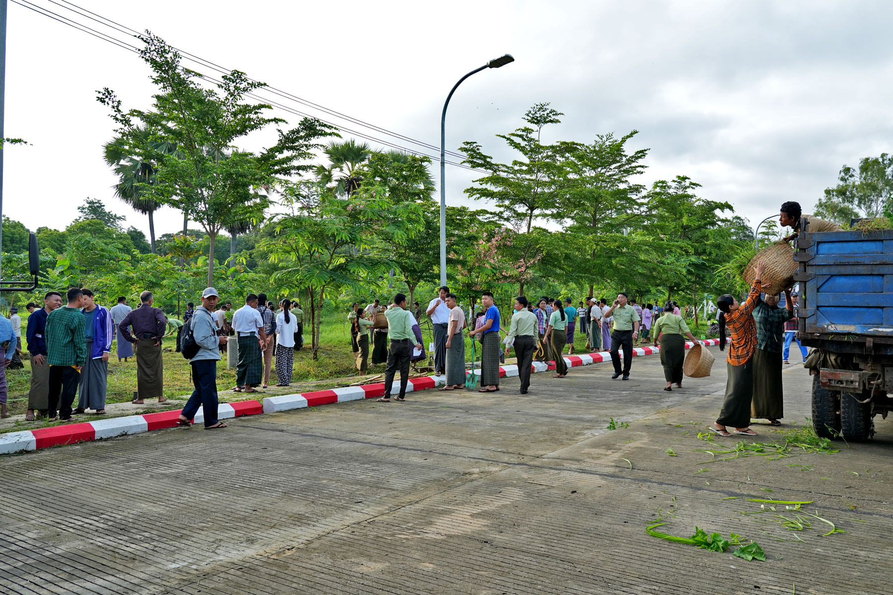 မကွေးတိုင်းဒေသကြီးအစိုးရအဖွဲ့ ဝန်ကြီးချုပ် ဦးတင့်လွင် မကွေးတက္ကသိုလ်တွင် သန့်ရှင်းသာယာ လှပစေရေး ဌာနဆိုင်ရာများ စုပေါင်းသန့်ရှင်းရေးဆောင်ရွက်နေမှုအား ကြည့်ရှုအားပေး