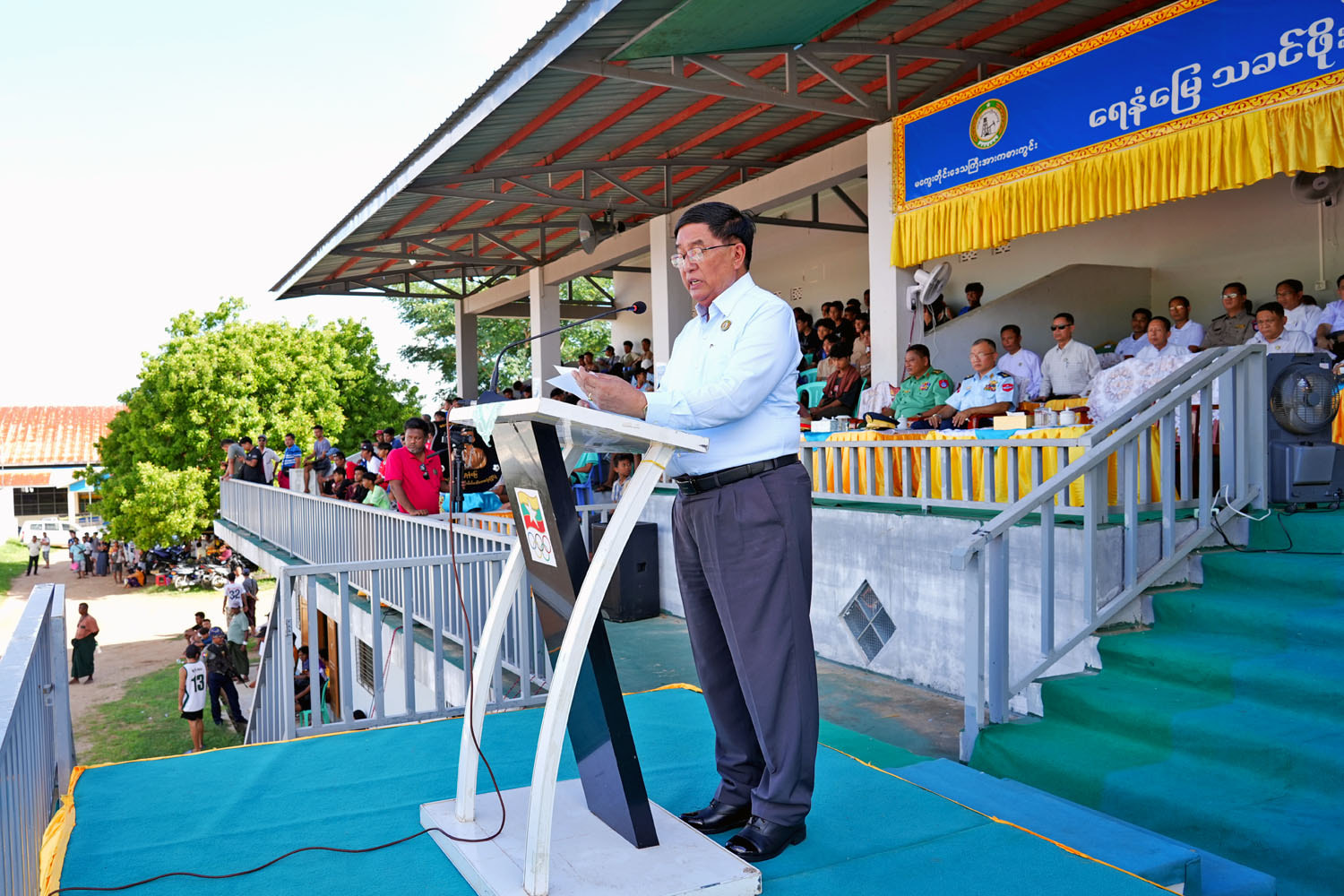 မကွေးတိုင်းဒေသကြီးဝန်ကြီးချုပ် ဦးတင့်လွင် ၂၀၂၅ ခုနှစ် ရေနံမြေ သခင်ဖိုးလှကြီးဒိုင်း အလွတ်တန်း ဖိတ်ခေါ် ရှုံး/ထွက် ဘောလုံးပြိုင်ပွဲ ဖွင်ပွဲအခမ်းအနား တက်ရောက်