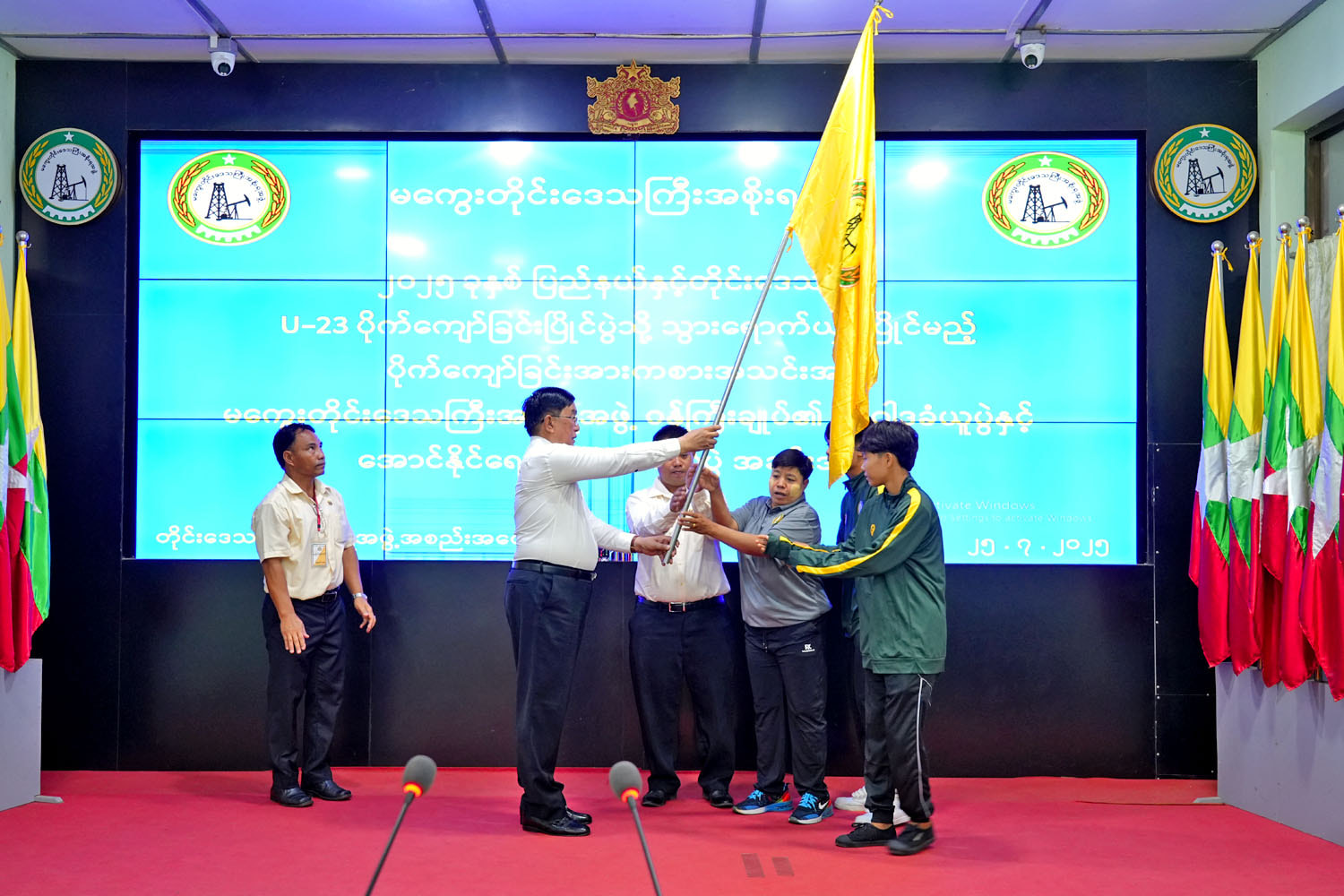 မကွေးတိုင်းဒေသကြီးဝန်ကြီးချုပ် ဦးတင့်လွင် ပြည်နယ်နှင့်တိုင်းဒေသကြီး ပိုက်ကျော်ခြင်းပြိုင်ပွဲသို့ ဝင်ရောက်ယှဉ်ပြိုင်မည့် အုပ်ချုပ်သူ၊ နည်းပြနှင့် အားကစားသမားများအား ဩဝါဒစကားပြောကြားခြင်းနှင့် အောင်နိုင်ရေးအလံပေးအပ်ခြင်း အခမ်းအနား တက်ရောက်