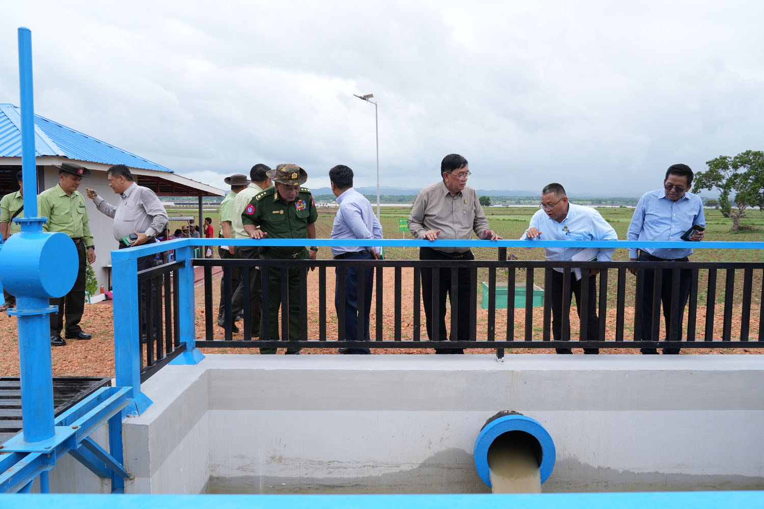 မကွေးတိုင်းဒေသကြီးဝန်ကြီးချုပ် ဦးတင့်လွင် မကွေးမြို့နယ် မိချောင်းရဲကျေးရွာအုပ်စုရှိ ဆိပ်သာ ဆိုလာစနစ်ရေတင်စီမံကိန်းလုပ်ငန်း ကြည့်ရှုစစ်ဆေးကာ၊ ဒေသခံတောင်သူများနှင့် တွေ့ဆုံ
