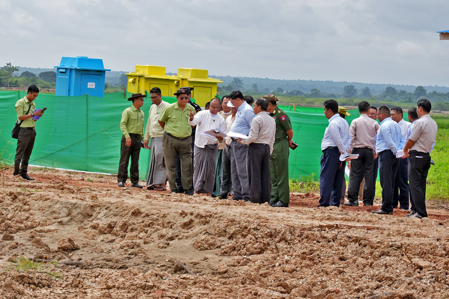 မကွေးတိုင်းဒေသကြီးဝန်ကြီးချုပ် ဦးတင့်လွင် မကွေးမြို့နယ် ရှားပင်လှကျေးရွာအနီးတွင် ဆောင်ရွက်လျက်ရှိသည့် ဥစားကြက်မွေးမြူရေးဇုန်နှင့် စနစ်ကျလယ်ယာမြေ ဖော်ထုတ်ခြင်းလုပ်ငန်း ကြည့်ရှုစစ်ဆေး