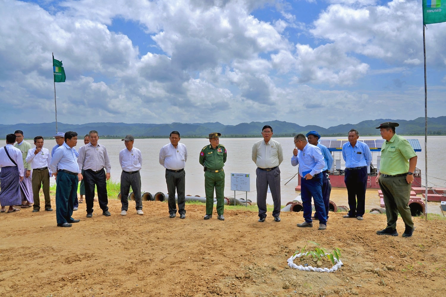 မကွေးတိုင်းဒေသကြီးဝန်ကြီးချုပ် ဦးတင့်လွင် အောင်လံခရိုင်၊ ဆင်ပေါင်ဝဲမြို့နယ် မွှန်းညောင်ပင်သာ ဆိုလာလျှပ်စစ် မြစ်ရေတင်စီမံကိန်း ဧက(၇၀၀) လုပ်ငန်းအကောင်အထည်ဖော် ဆောင်ရွက်မှု ကြည့်ရှုစစ်ဆေးကာ ဒေသခံတောင်သူများနှင့် တွေ့ဆုံ