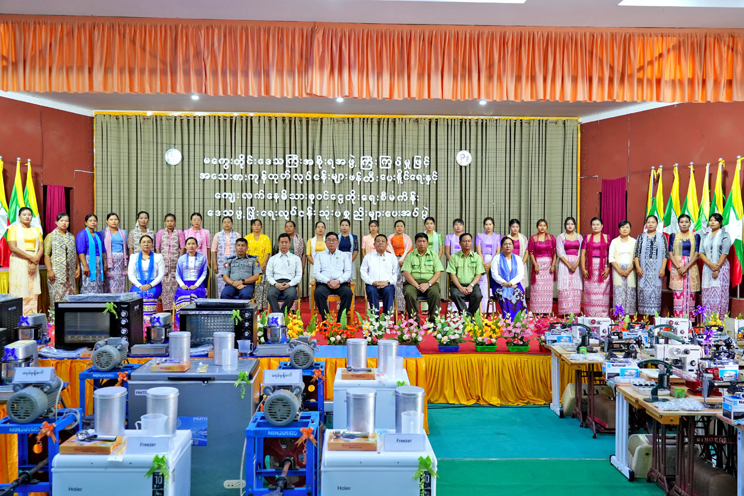 မကွေးတိုင်းဒေသကြီးဝန်ကြီးချုပ် ဦးတင့်လွင် မင်းဘူးမြို့၌ အသေးစားကုန်ထုတ်လုပ်ငန်းများ ဖန်တီးပေးနိုင်ရေးနှင့် ကျေးလက်နေမိသားစု ဝင်ငွေတိုးရေးစီမံကိန်းဖြင့် ဒေသဖွံ့ဖြိုးရေး လုပ်ငန်းသုံး ပစ္စည်းများပေးအပ်ပွဲ တက်ရောက်၊ မြို့ဖွံ့ဖြိုးရေးလုပ်ငန်းများ ကွင်းဆင်းကြည့်ရှုစစ်ဆေး