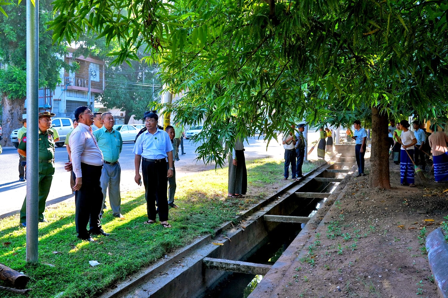 မကွေးတိုင်းဒေသကြီးအစိုးရအဖွဲ့ ဝန်ကြီးချုပ် ဦးတင့်လွင် တိုင်းဒေသကြီးဌာနဆိုင်ရာရုံးများတွင် ဌာနဝန်ထမ်းများ စုပေါင်းသန့်ရှင်းရေး ဆောင်ရွက်နေမှုအား ကြည့်ရှုအားပေး