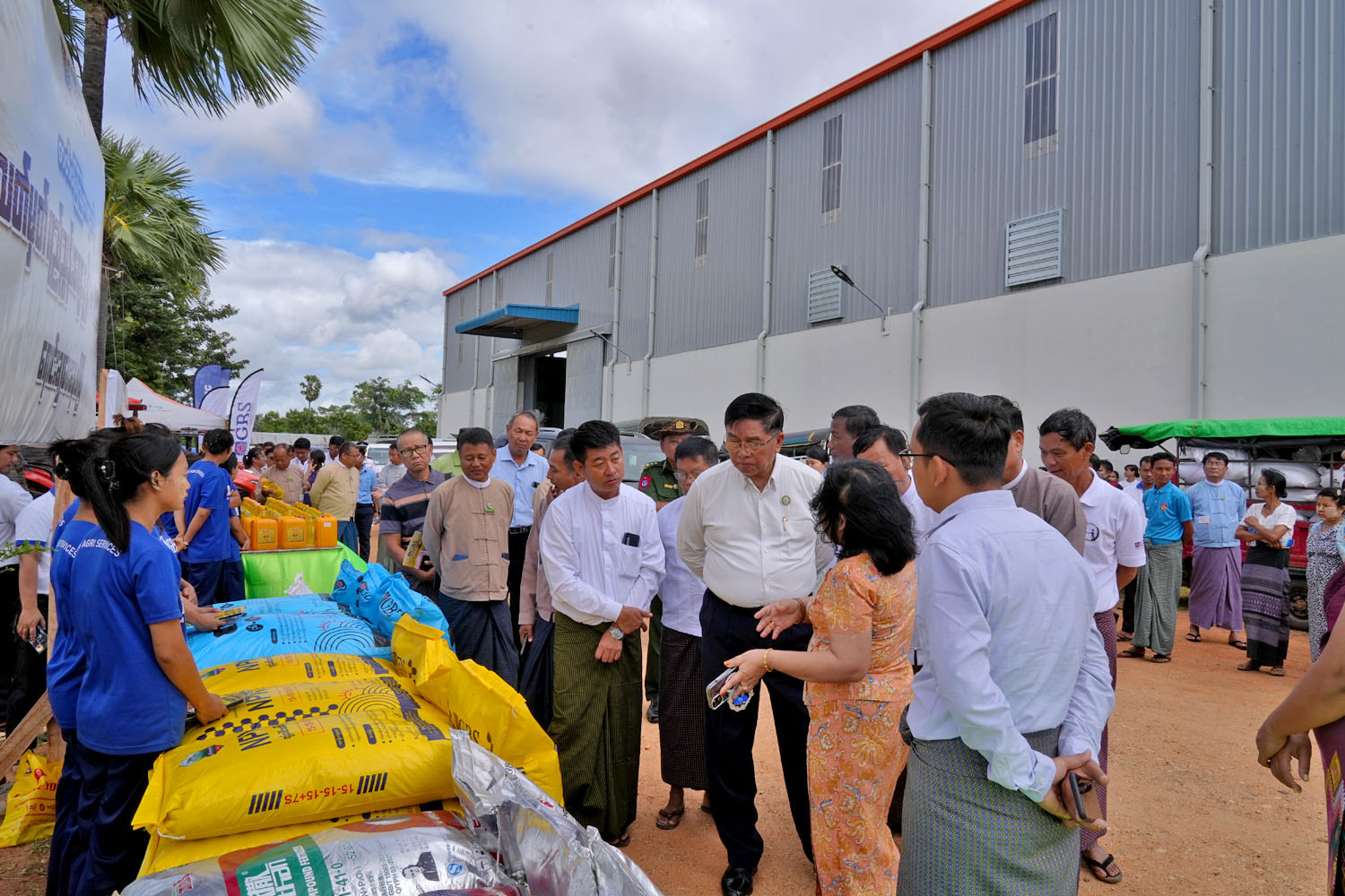 မကွေးတိုင်းဒေသကြီးဝန်ကြီးချုပ် ဦးတင့်လွင် ၂၀၂၅-၂၀၂၆ ခုနှစ် GAP စနစ်ဖြင့် စိုက်ပျိုးထုတ်လုပ်သော မိုးနှမ်းသီးနှံ စုပေါင်းရောင်းချပွဲ အခမ်းအနား တက်ရောက်