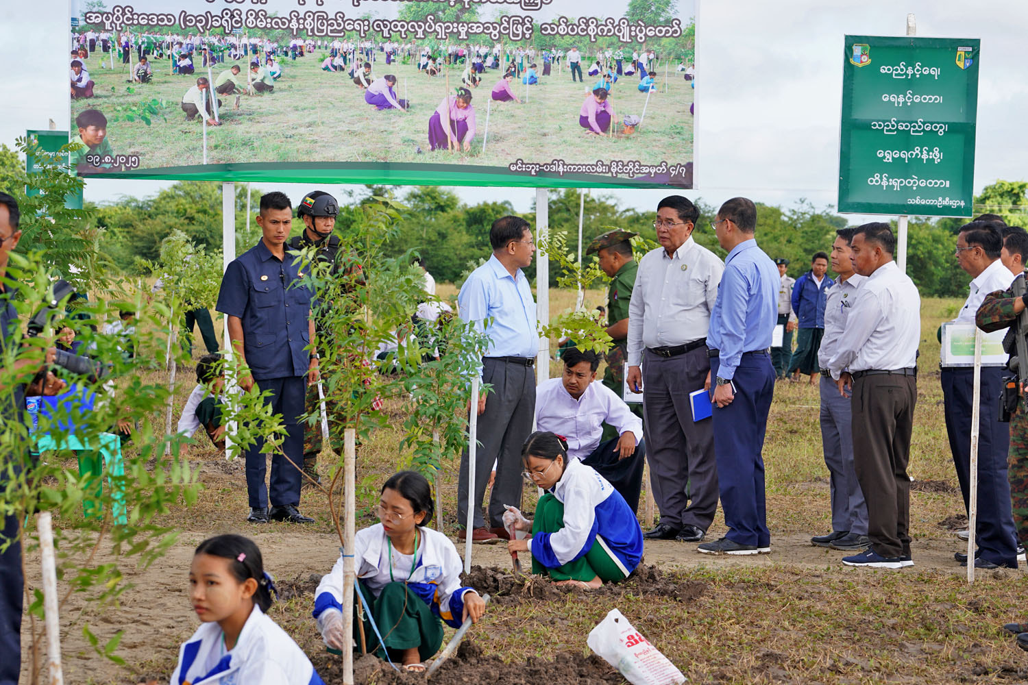 နိုင်ငံတော်လုံခြုံရေးနှင့် အေးချမ်းသာယာရေးကော်မရှင် ဥက္ကဋ္ဌ ဗိုလ်ချုပ်မှူးကြီးမင်းအောင်လှိုင် မကွေးတိုင်းဒေသကြီး၊ မင်းဘူးခရိုင်၊ မင်းဘူးမြို့နယ်၊ အပူပိုင်းဒေသ(၁၃)ခရိုင် စိမ်းလန်းစိုပြေရေး၊ ၂၀၂၅ ခုနှစ် နိုင်ငံတော်အဆင့် ဒုတိယအကြိမ် လူထုလှုပ်ရှားမှုအသွင်ဖြင့် သစ်ပင်စိုက်ပျိုးပွဲသို့ တက်ရောက်၍ တမာပျိုးပင်အား ဦးဆောင်စိုက်ပျိုးပေး