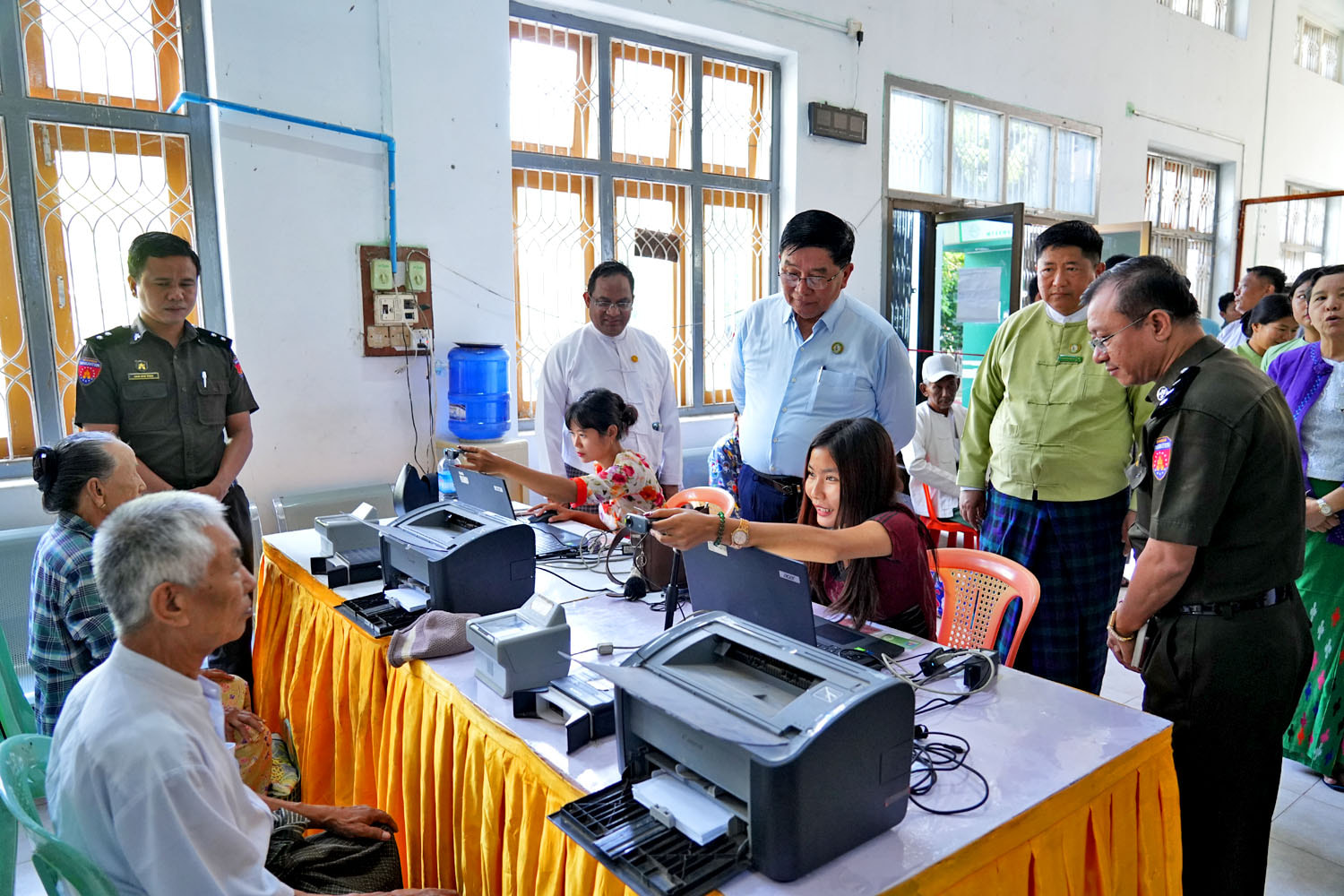 မကွေးတိုင်းဒေသကြီးအစိုးရအဖွဲ့ ဝန်ကြီးချုပ် ဦးတင့်လွင် မကွေးမြို့ မြန်မာ့စီးပွားရေးဘဏ်တွင် နိုင်ငံ့ဝန်ထမ်း (အငြိမ်းစား)များအား ကျန်းမာရေးစောင့်ရှောက်မှုအဖြစ် အခမဲ့ဆေးကုသပေးခြင်း နှင့် တစ်ဦးလျှင် ဆန်(၃)ပြီ ဆီ(၁) ပိဿာ တို့အား သက်သာသောဈေးနှုန်းဖြင့် ရောင်းချပေးနေမှုအား ကြည့်ရှုအားပေး