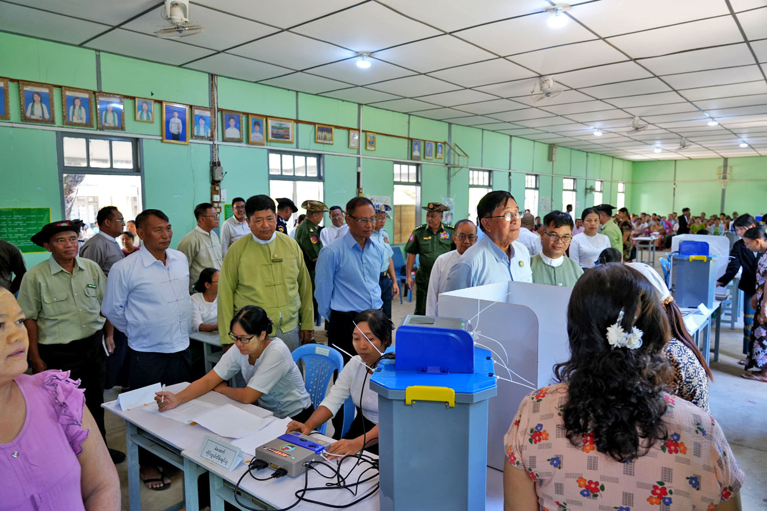 မကွေးတိုင်းဒေသကြီးဝန်ကြီးချုပ် ဦးတင့်လွင် တိုင်းဒေသကြီးအတွင်း မဲဆန္ဒရှင်ပြည်သူများအား MEVM မဲပေးစက်နှင့် စပ်လျဉ်း၍ အသိပညာပေးခြင်းနှင့် လက်တွေ့စမ်းသပ်မဲပေးခြင်း လုပ်ဆောင် နေမှုအား ကြည့်ရှု