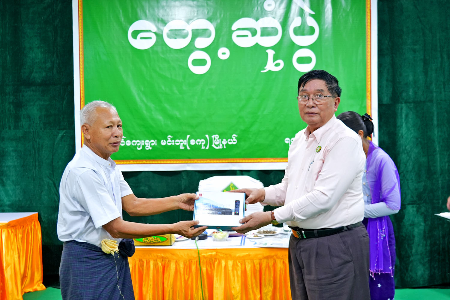 မကွေးတိုင်းဒေသကြီးဝန်ကြီးချုပ် ဦးတင့်လွင် ဒေသတွင်း စိုက်ပျိုးစွမ်းအားမြှင့်တင်ရေး မင်းဘူး(စကု) မြို့နယ်ရှိ ဒေသခံတောင်သူများနှင့် တွေ့ဆုံ