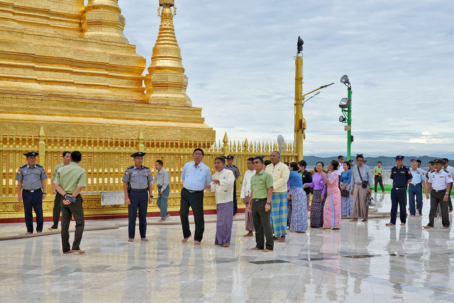 မကွေးတိုင်းဒေသကြီးဝန်ကြီးချုပ် ဦးတင့်လွင် (၆၁)နှစ်မြောက် မြန်မာနိုင်ငံရဲတပ်ဖွဲ့နေ့ကို ကြိုဆိုဂုဏ်ပြုသောအားဖြင့် မြန်မာနိုင်ငံရဲတပ်ဖွဲ့နေ့ အထိမ်းအမှတ် စုပေါင်းသန့်ရှင်းရေးပြုလုပ်နေမှုအား ကြည့်ရှုအားပေး