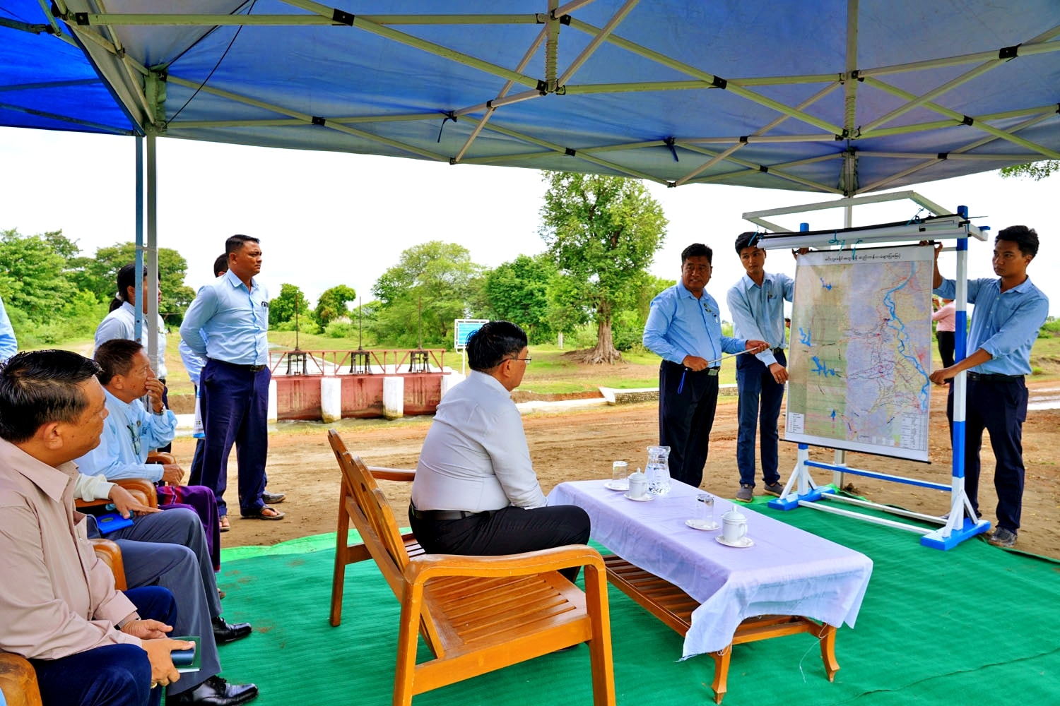မကွေးတိုင်းဒေသကြီးဝန်ကြီးချုပ် ဦးတင့်လွင် ပွင့်ဖြူမြို့နယ်၌ မိုးစပါးစိုက်ပျိုးတောင်သူများအတွက် မဲဇလီရေလွှဲဆည်မှ ဖြန့်ဝေသော တောင်မုန်းမြောင်းမကြီးတွင် ရေလှည့်စနစ်ဖြင့် စိုက်ပျိုးရေ ဖြန့်ဝေပေးမှု ကြည့်ရှုစစ်ဆေး