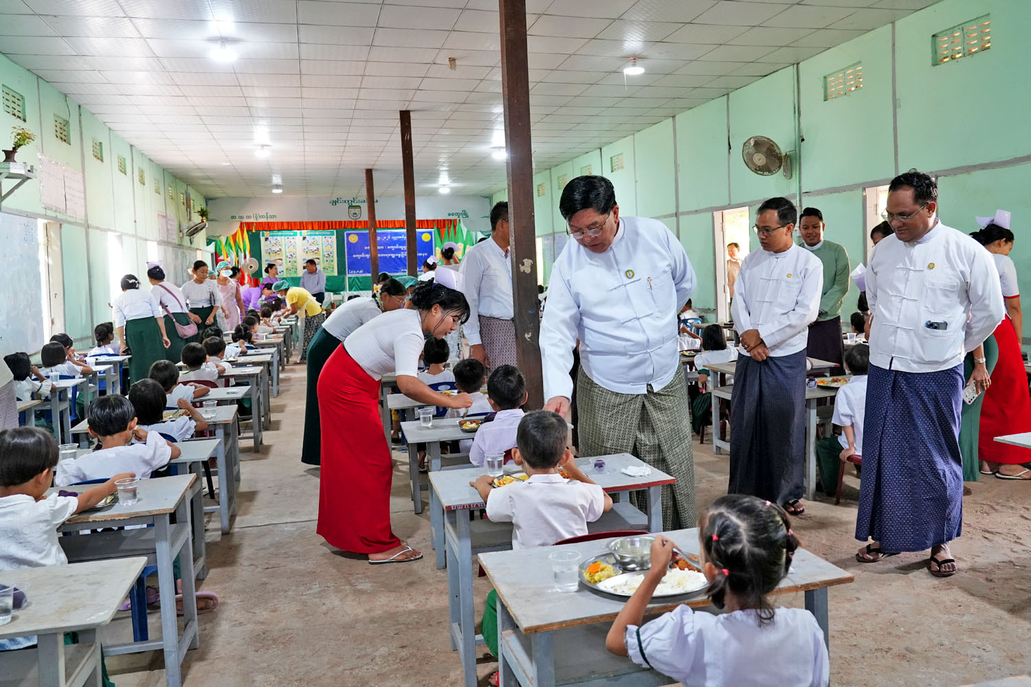 မကွေးတိုင်းဒေသကြီးဝန်ကြီးချုပ် ဦးတင့်လွင် မကွေးမြို့ အထက(ခွဲ)ကန်သာတွင် ကျောင်းနေအရွယ်ကလေးများ အာဟာရဖွံ့ဖြိုးတိုးတက်ရေး အစီအစဉ်ဖြင့် KG ကျောင်းသား ကျောင်းသူများအား ကျောင်းတွင်းအာဟာရ‌ ချက်ပြုတ်ကျွေးမွေးခြင်း ဆောင်ရွက်နေမှုအား ကြည့်ရှုအားပေး