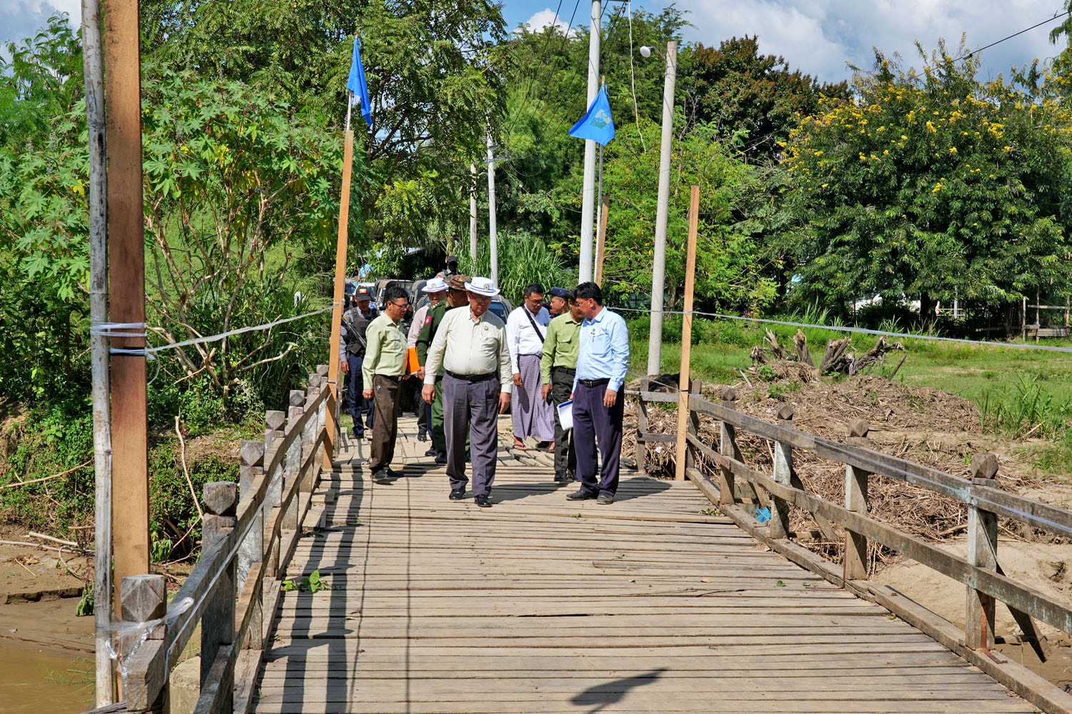 မကွေးတိုင်းဒေသကြီးဝန်ကြီးချုပ် ဦးတင့်လွင် မကွေးမြို့နယ် သစ်ရာကောက်-ကိုးပင်လမ်းမှ ဖလံတော ကျေးရွာသွားလမ်း လမ်းတာဘောင်တင်ခြင်းနှင့် မြေနီကျောက်စရစ်ခင်းခြင်းလုပ်ငန်း၊ တောင်တွင်းကြီးမြို့နယ် ယင်းမလည်ချောင်းကူး သံကူကွန်ကရစ်တံတား တည်ဆောက်ခြင်းလုပ်ငန်းနှင့် ဒေသဖွံ့ဖြိုးရေးလုပ်ငန်းများ ကြည့်ရှု့စစ်ဆေး၊ ဒေသခံတောင်သူများနှင့် တွေ့ဆုံ